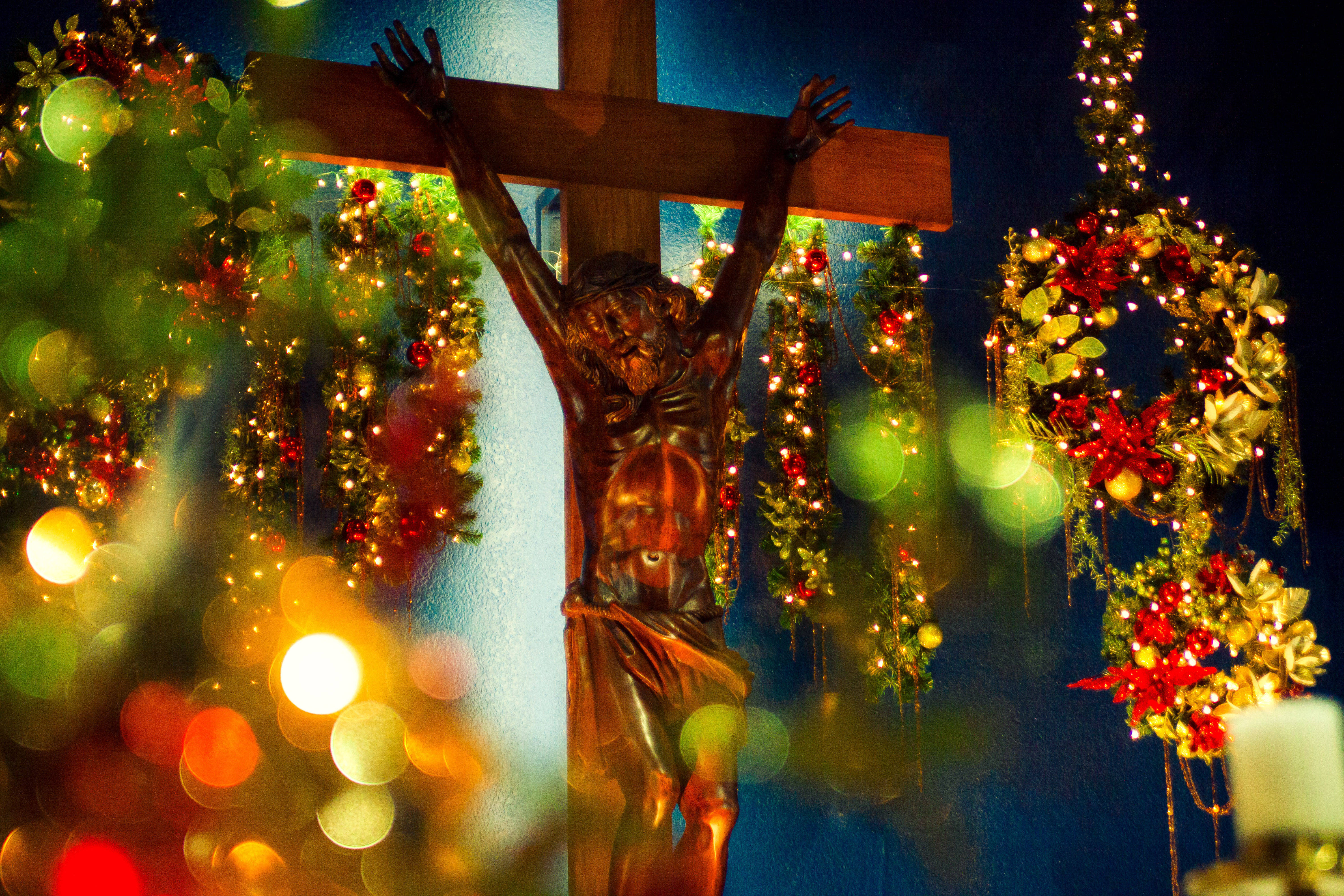 El Salvador, religious Christmas decoration, golden crucifix, 4K Desktop Wallpaper