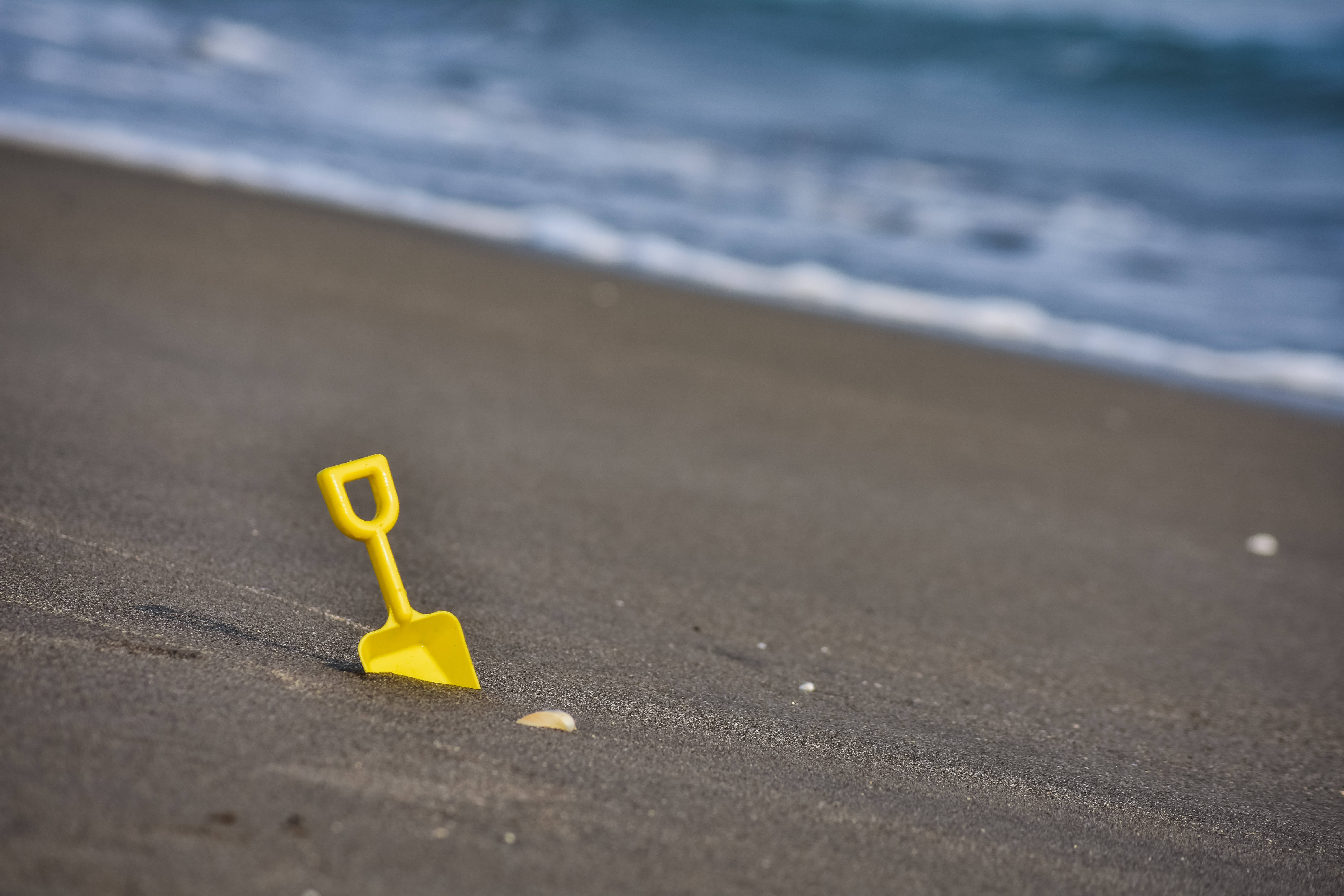 El Salvador, beach coast, bright yellow plastic shovel, 5K Desktop Wallpaper