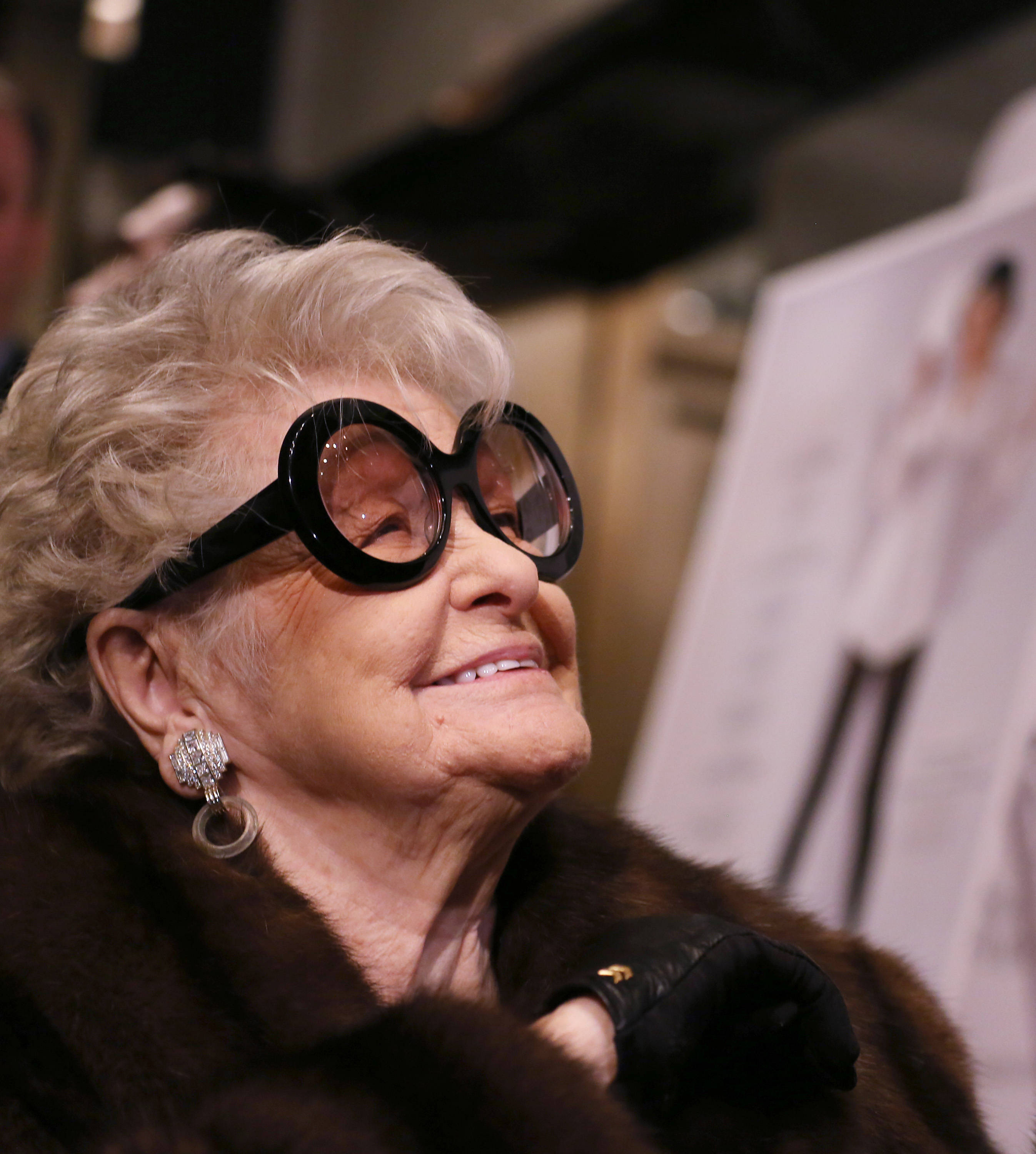 Elaine Stritch, sunglasses, brown fur coat, 2K Phone Wallpaper