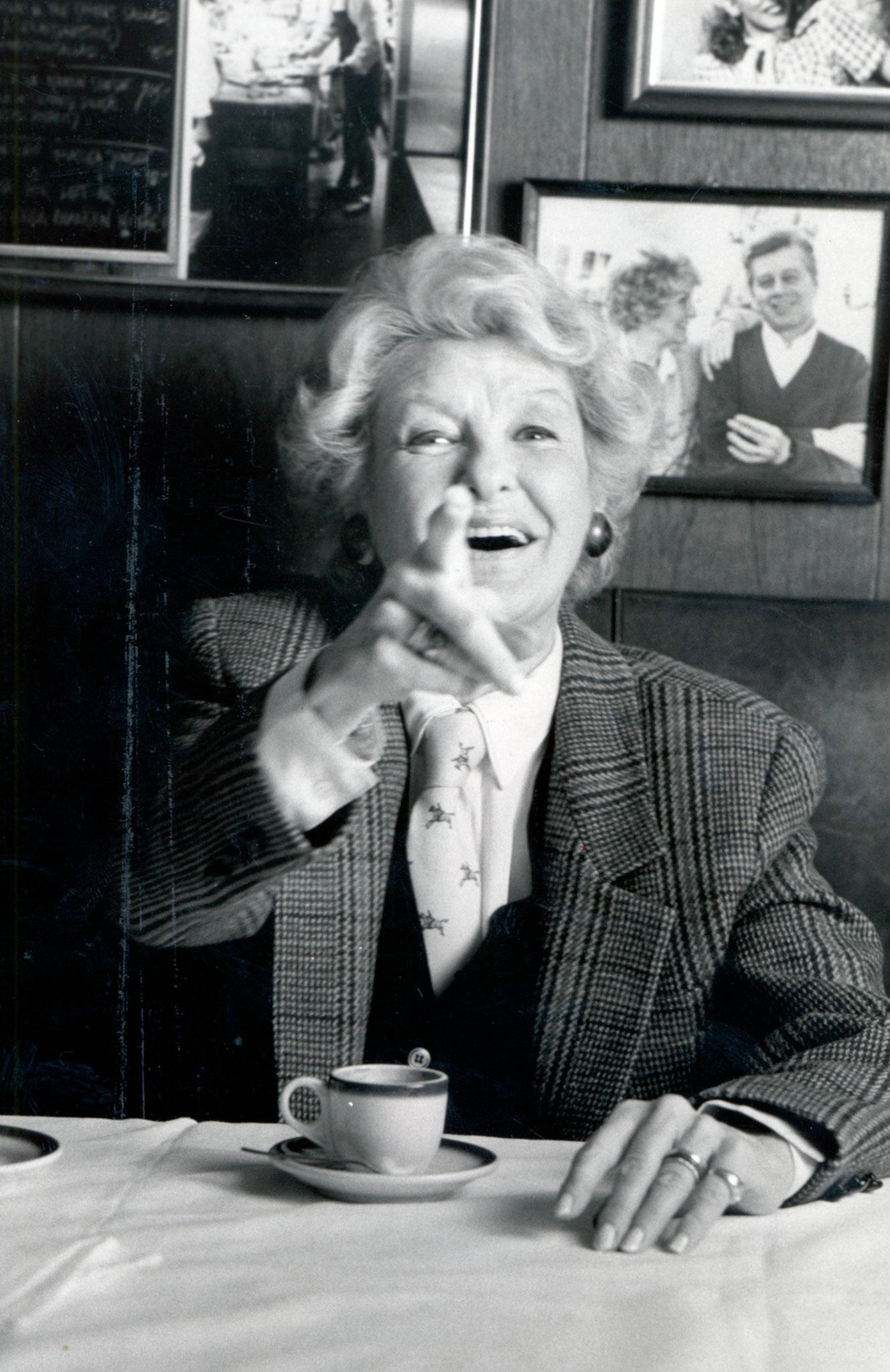 Elaine Stritch, vintage diner booth, curly hair, Full HD Phone Wallpaper