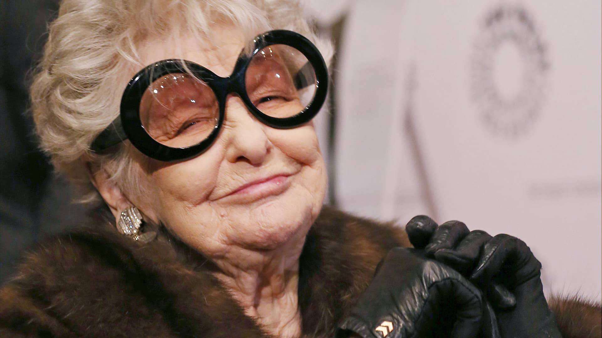 Elaine Stritch, white hair, oversized black-rimmed glasses, Full HD Desktop Wallpaper