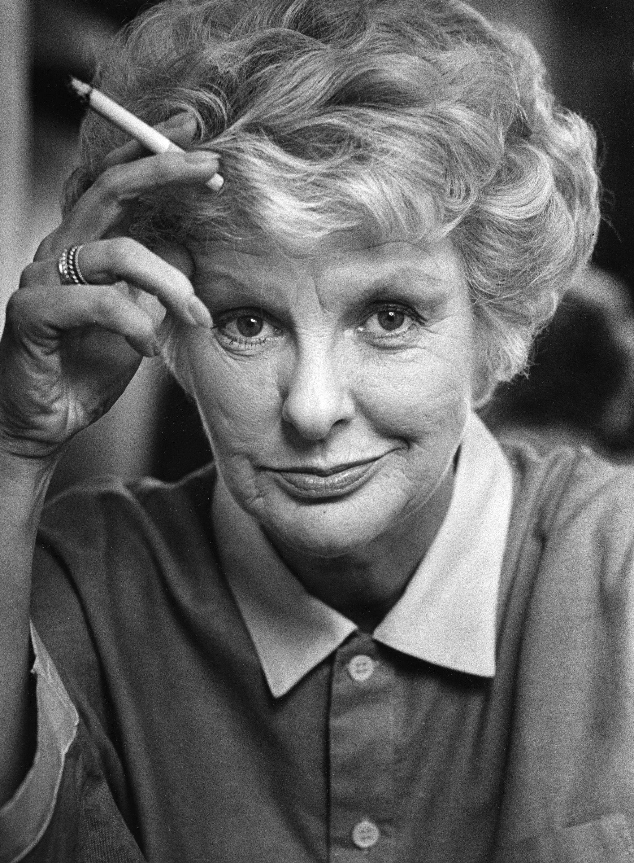 Elaine Stritch, curly hair, cigarette, 2K Phone Wallpaper