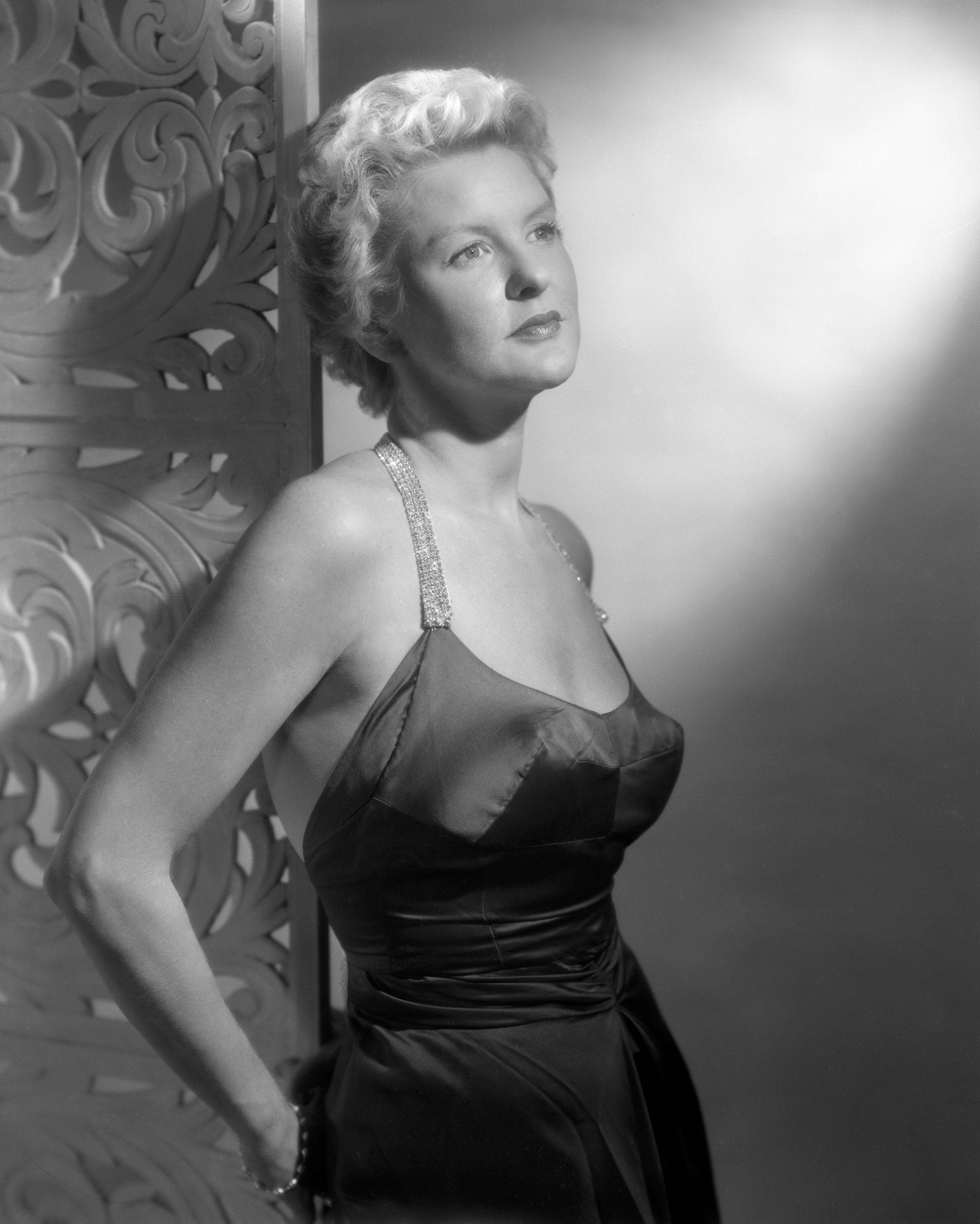 Elaine Stritch, satin gown, ornate screen, 2K Phone Wallpaper