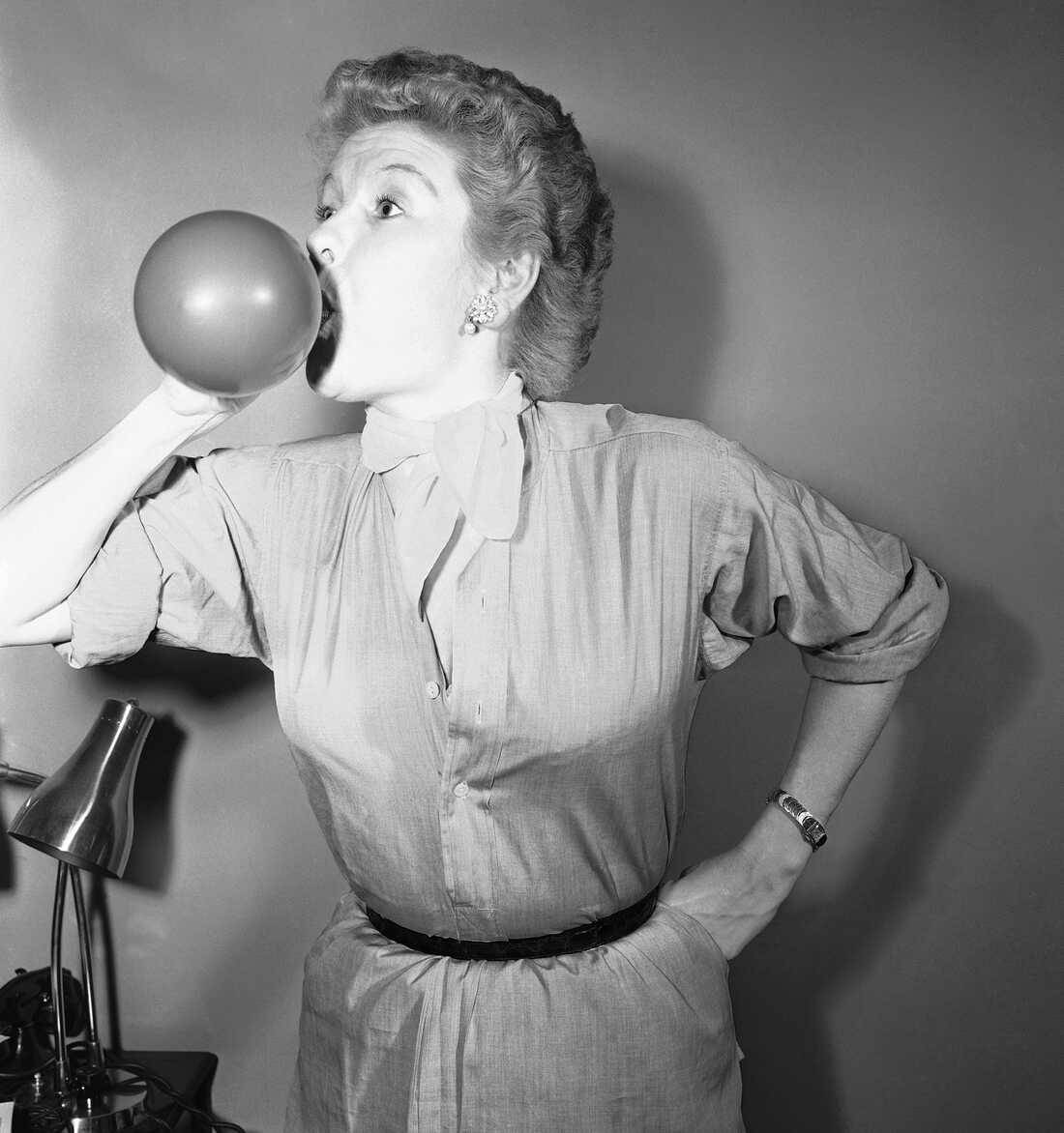 Elaine Stritch, balloon, bubblegum bubble, SD Phone Wallpaper
