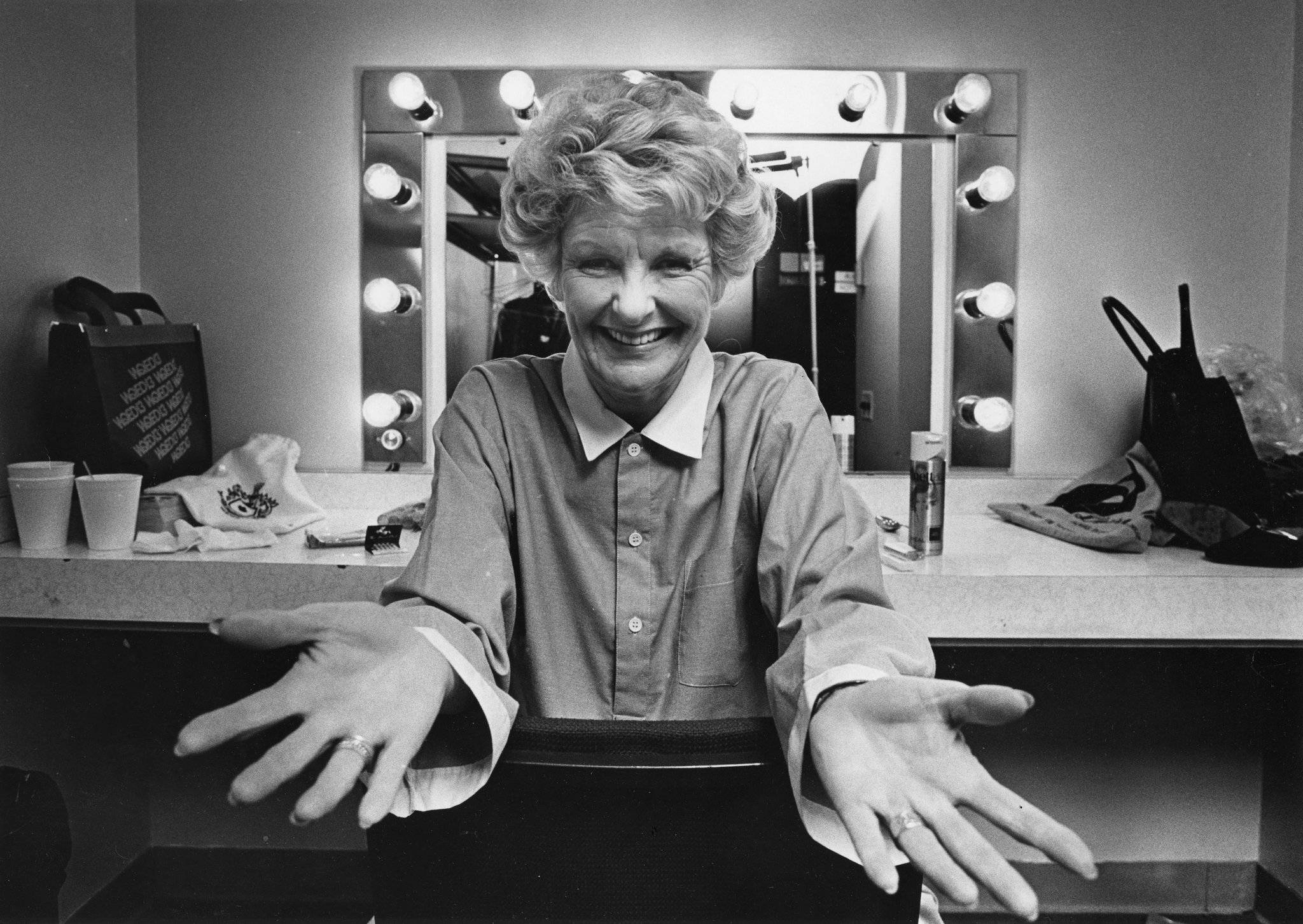 Elaine Stritch, backstage dressing room, vanity mirror, Full HD Desktop Wallpaper