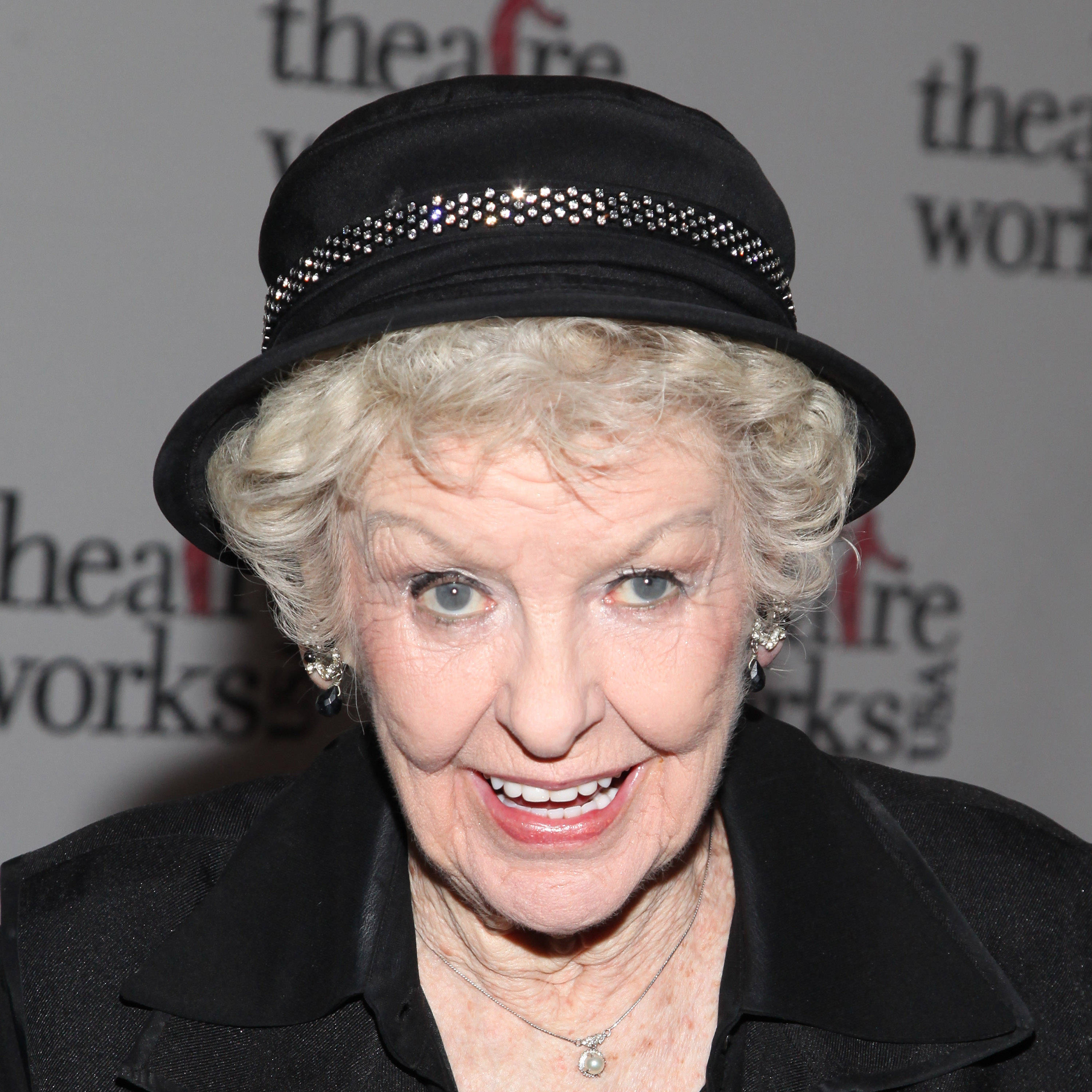 Elaine Stritch, curly white hair, black hat, 2K Desktop Wallpaper