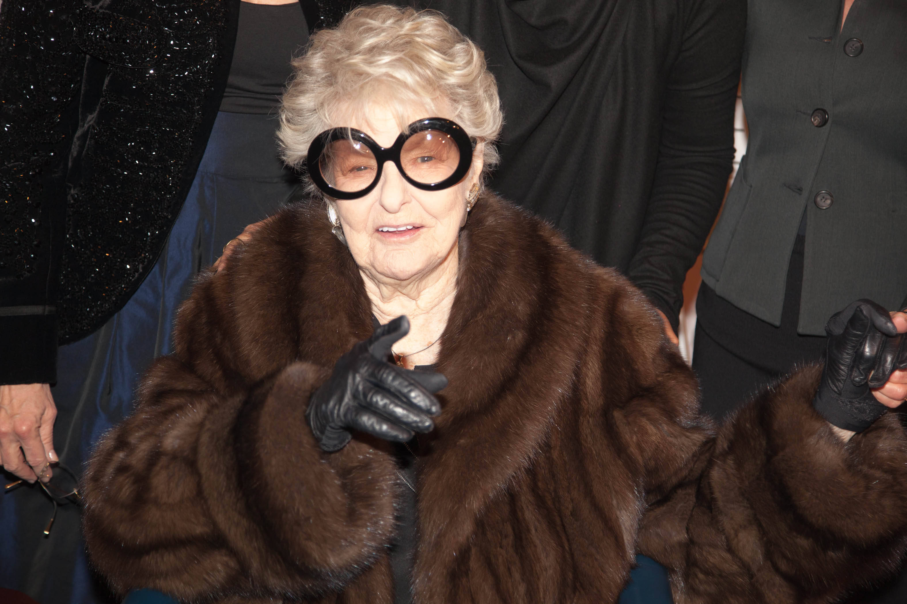 Elaine Stritch, brown fur coat, black glasses, 2K Desktop Wallpaper