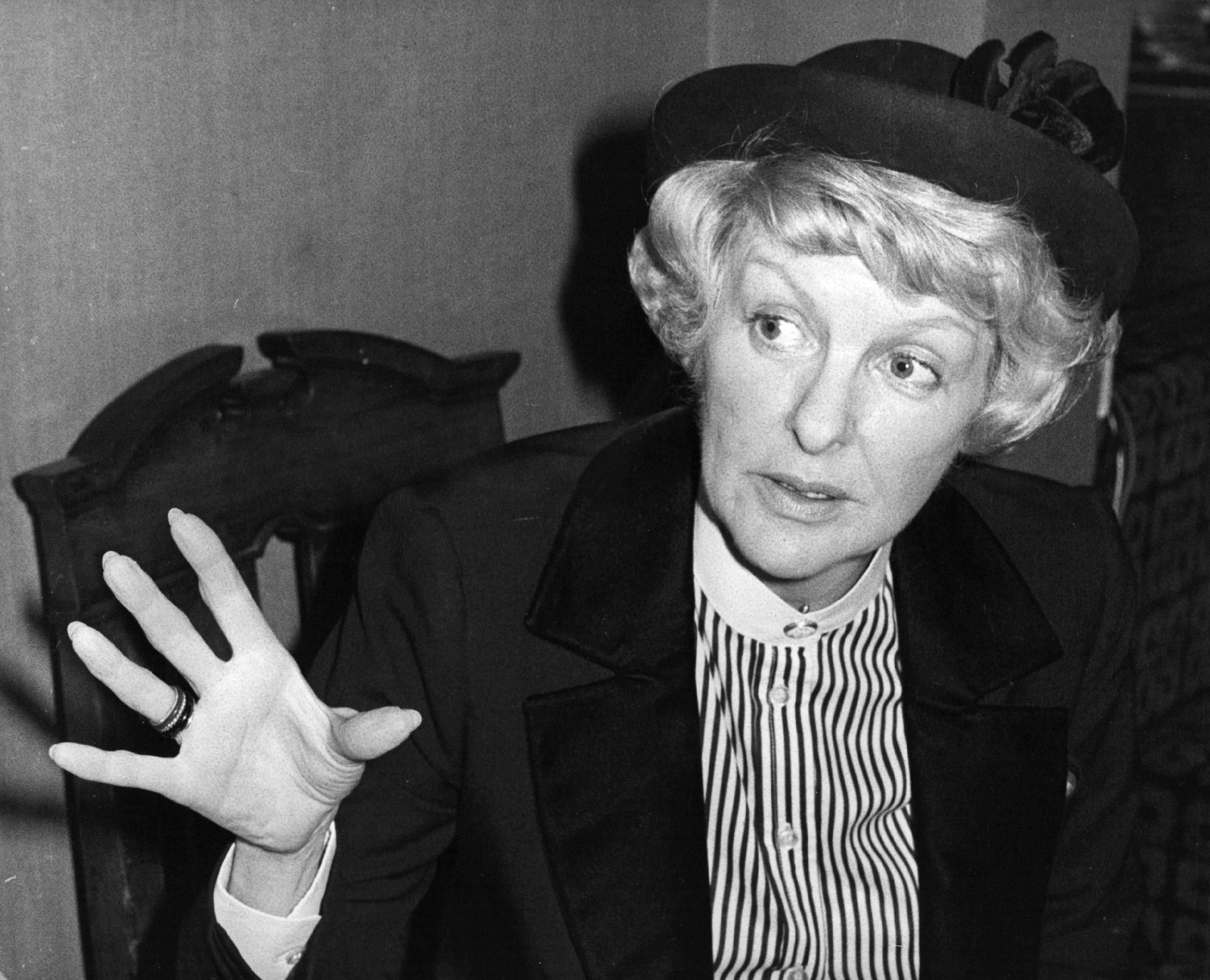 Elaine Stritch, blonde hair, black hat, 2K Desktop Wallpaper