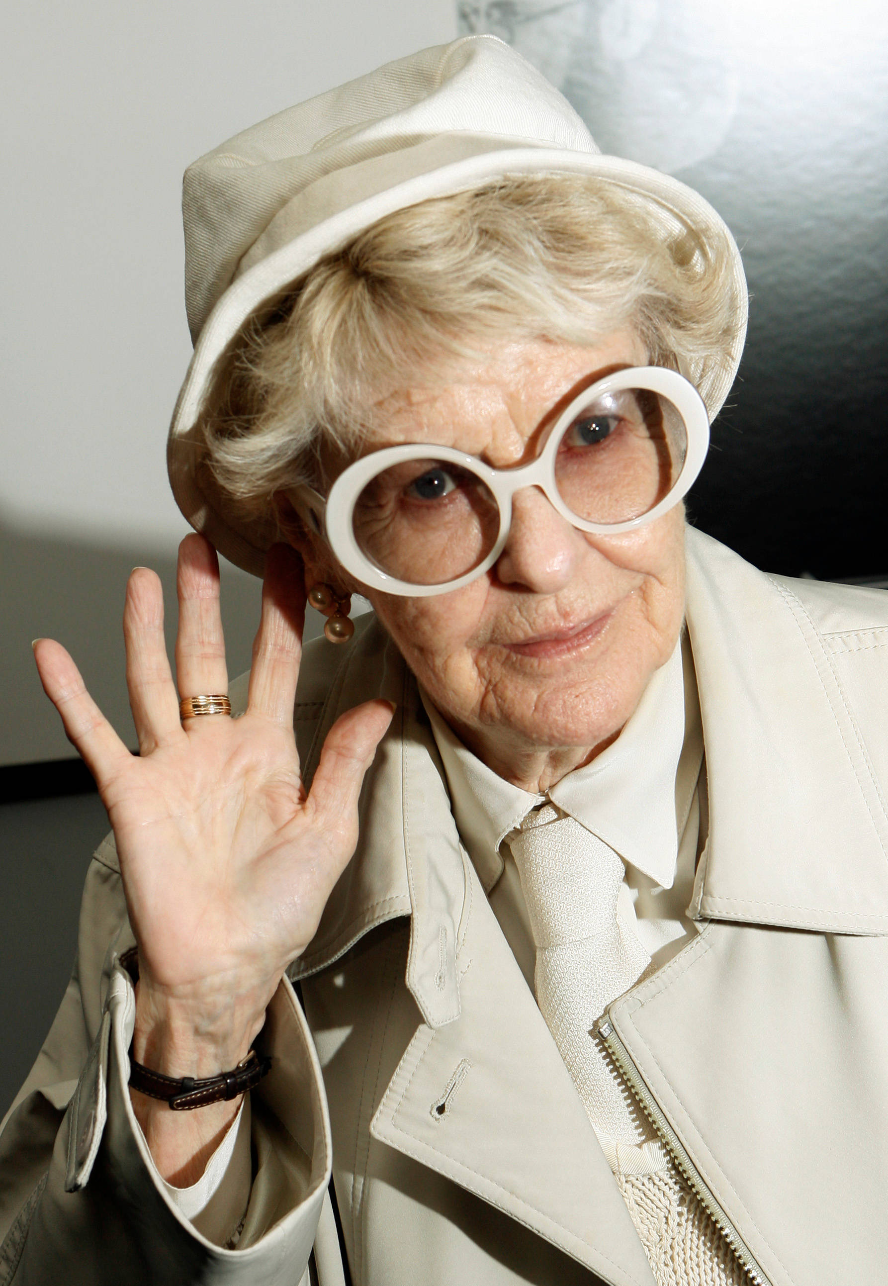 Elaine Stritch, white hair, oversized white glasses, 2K Phone Wallpaper