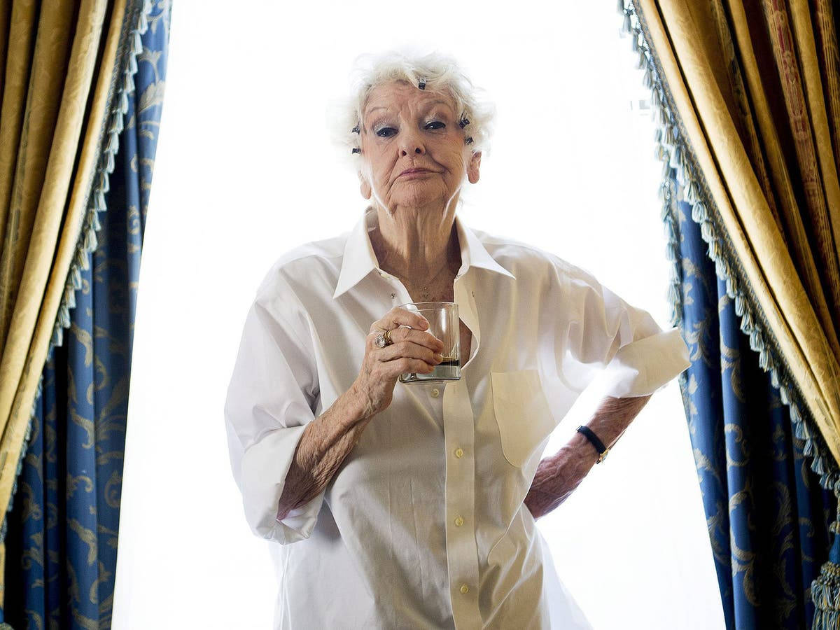 Elaine Stritch, white hair, glass of whiskey, SD Desktop Wallpaper