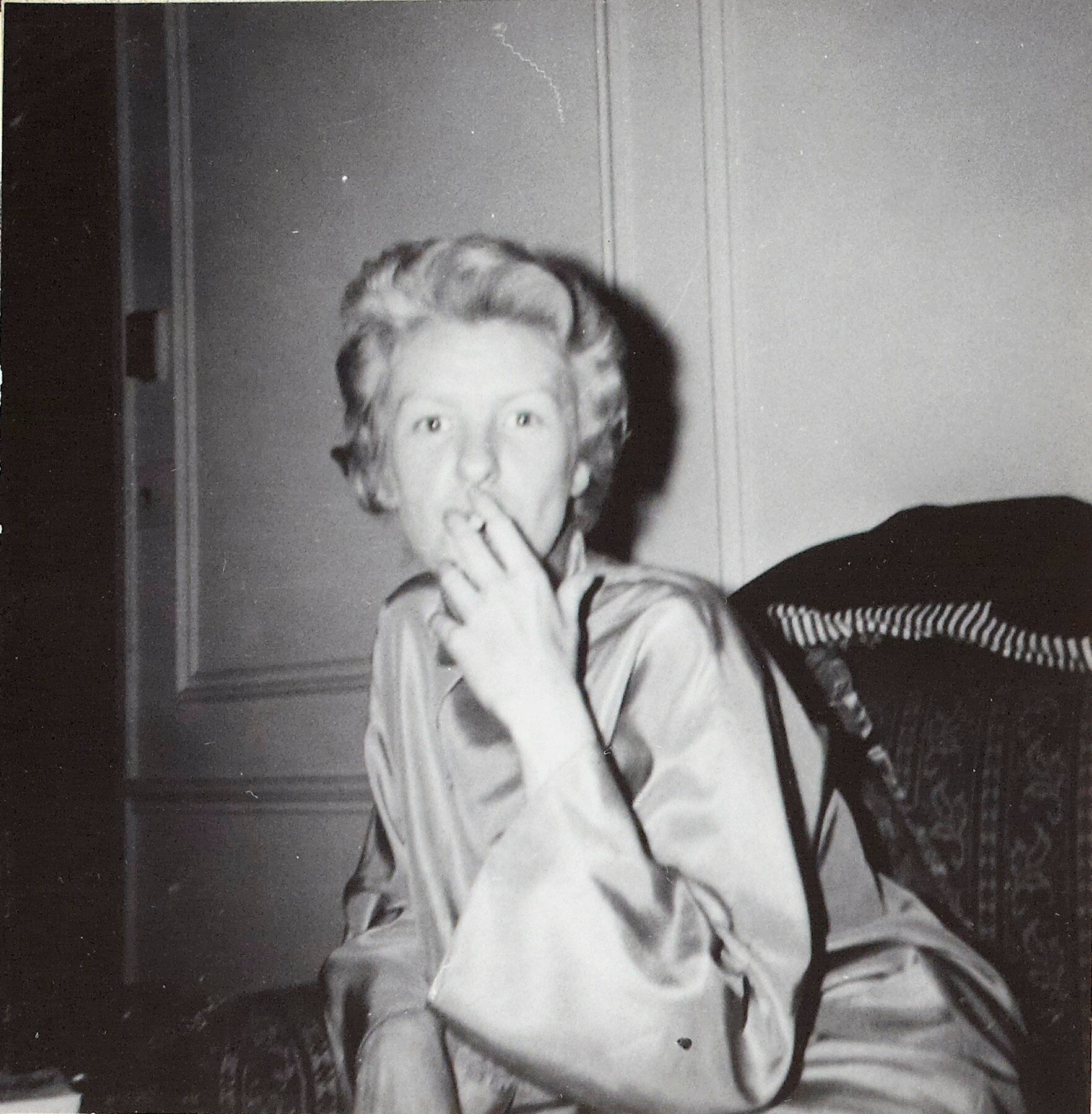 Elaine Stritch, satin robe, cigarette, HD Phone Wallpaper