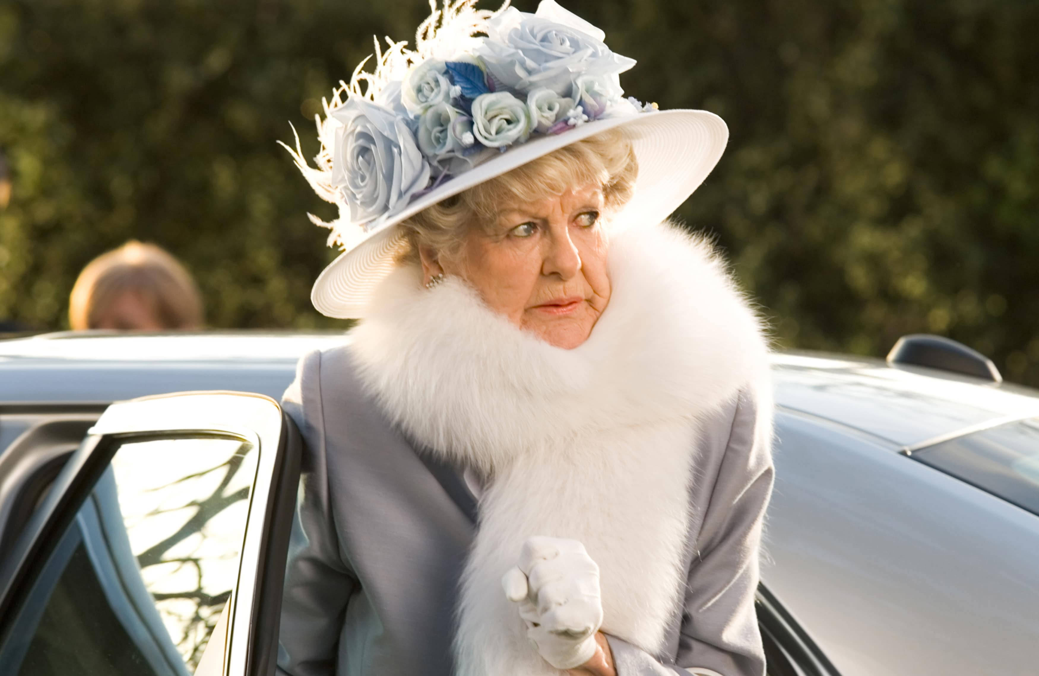 Elaine Stritch, white fur scarf, floral hat, 2K Desktop Wallpaper