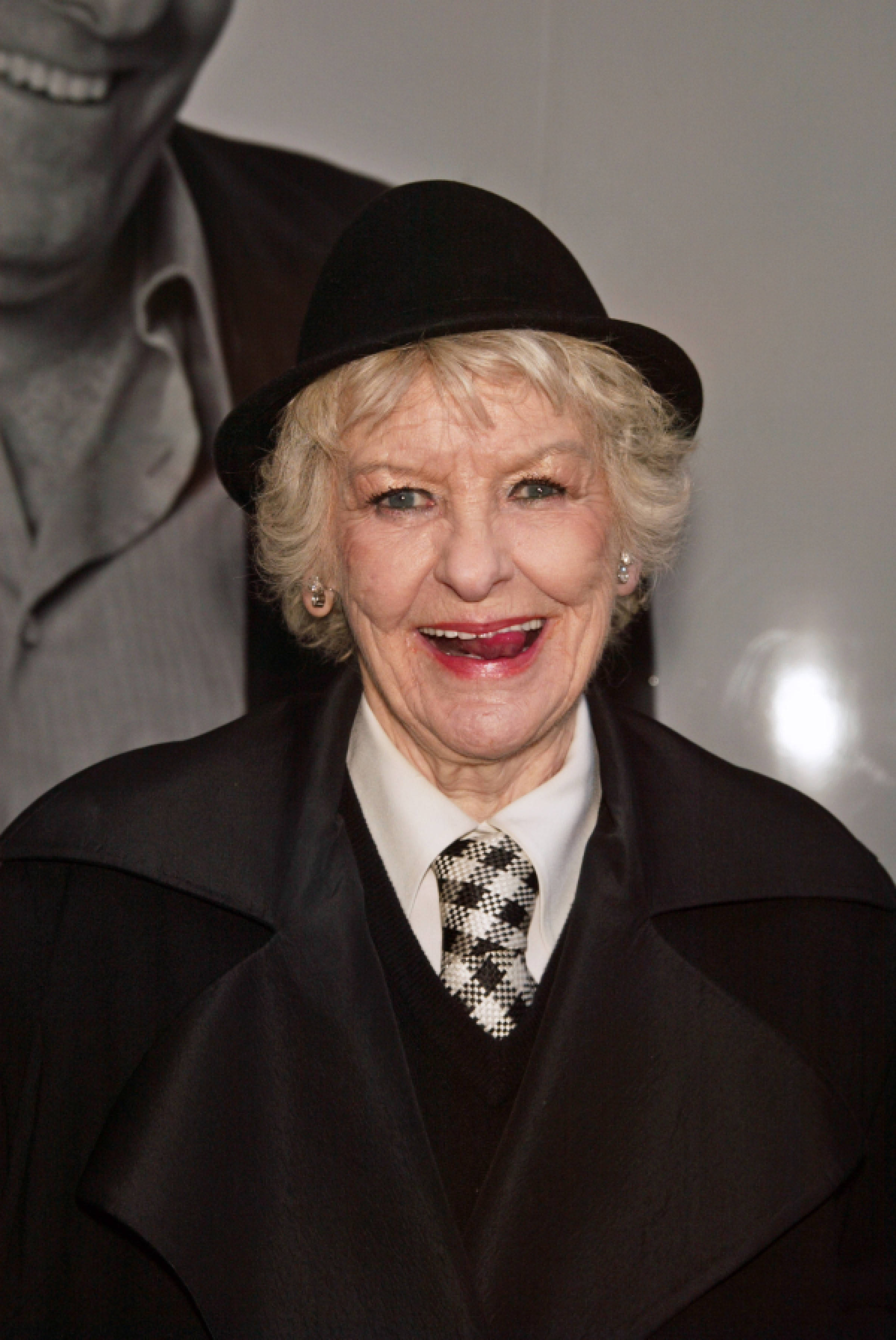 Elaine Stritch, black bowler hat, black coat, 2K Phone Wallpaper