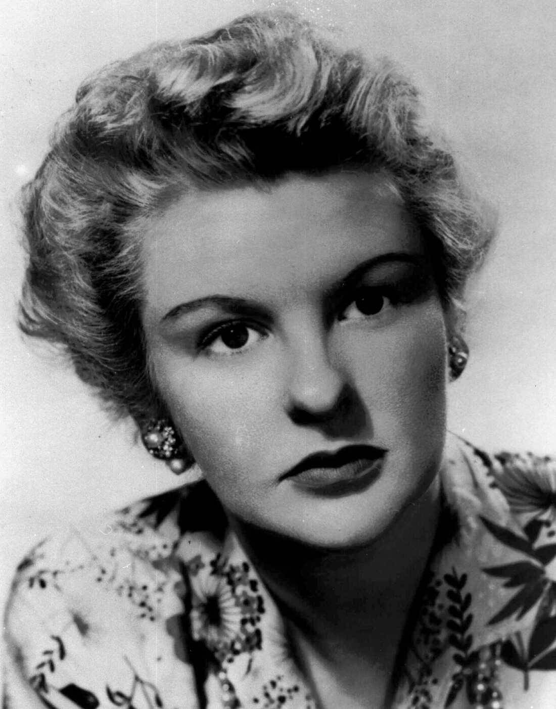 Elaine Stritch, vintage black and white portrait, styled curls, HD Phone Wallpaper