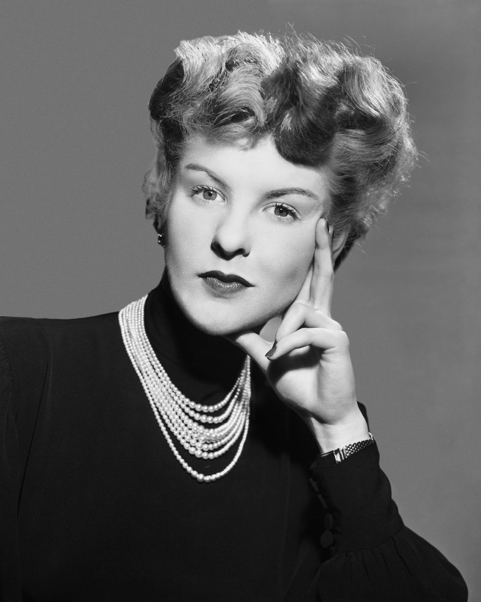 Elaine Stritch, black and white portrait, styled hair, Full HD Phone Wallpaper
