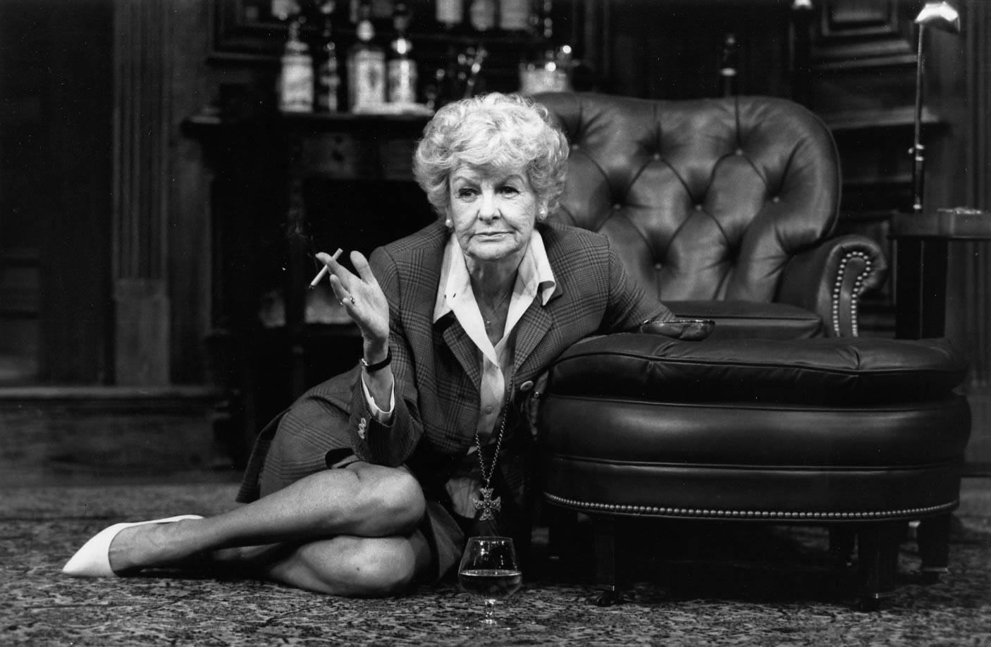 Elaine Stritch, patterned rug, leather tufted chair, HD Desktop Wallpaper