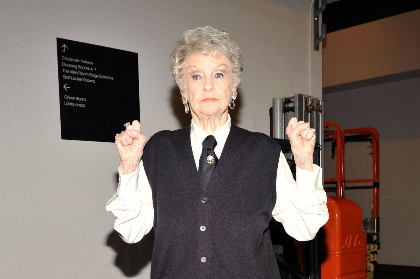 Elaine Stritch, black tights, backstage area, HD Desktop Wallpaper