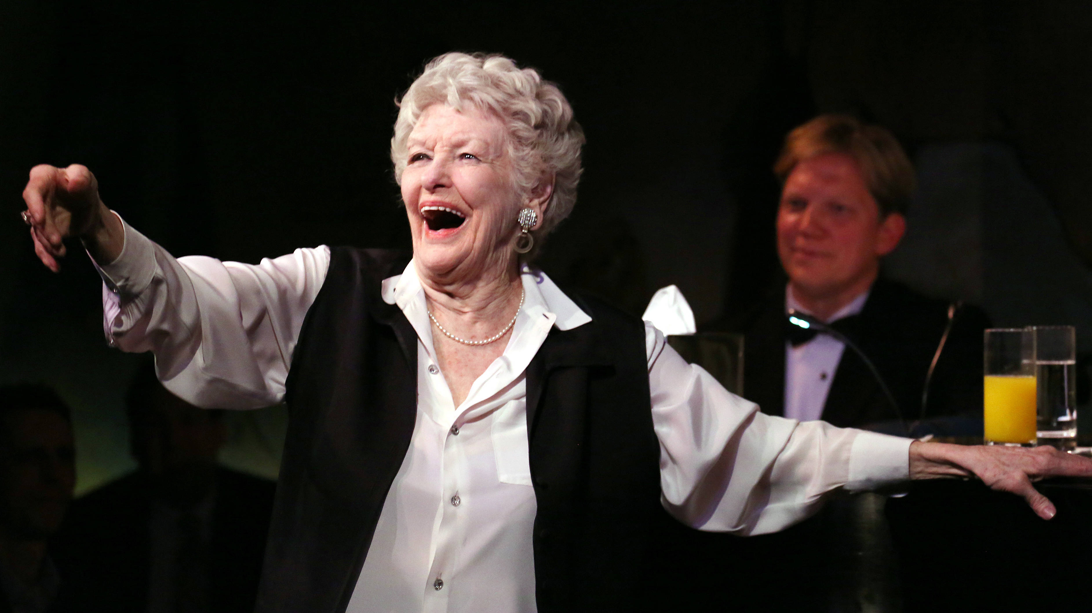 Elaine Stritch, white hair, white shirt, 2K Desktop Wallpaper