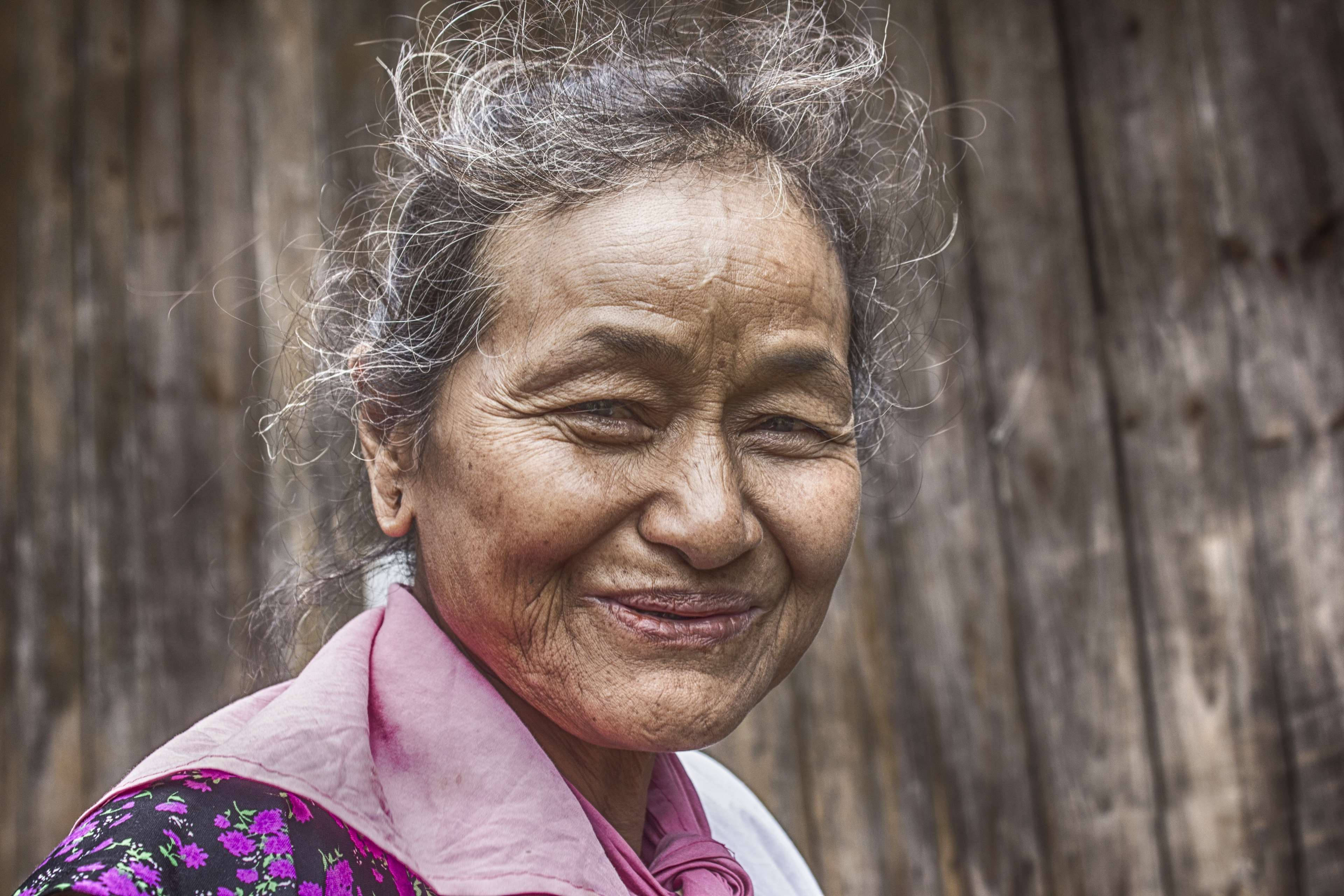 elderly woman, gray hair, warm smile, 4K Desktop Wallpaper