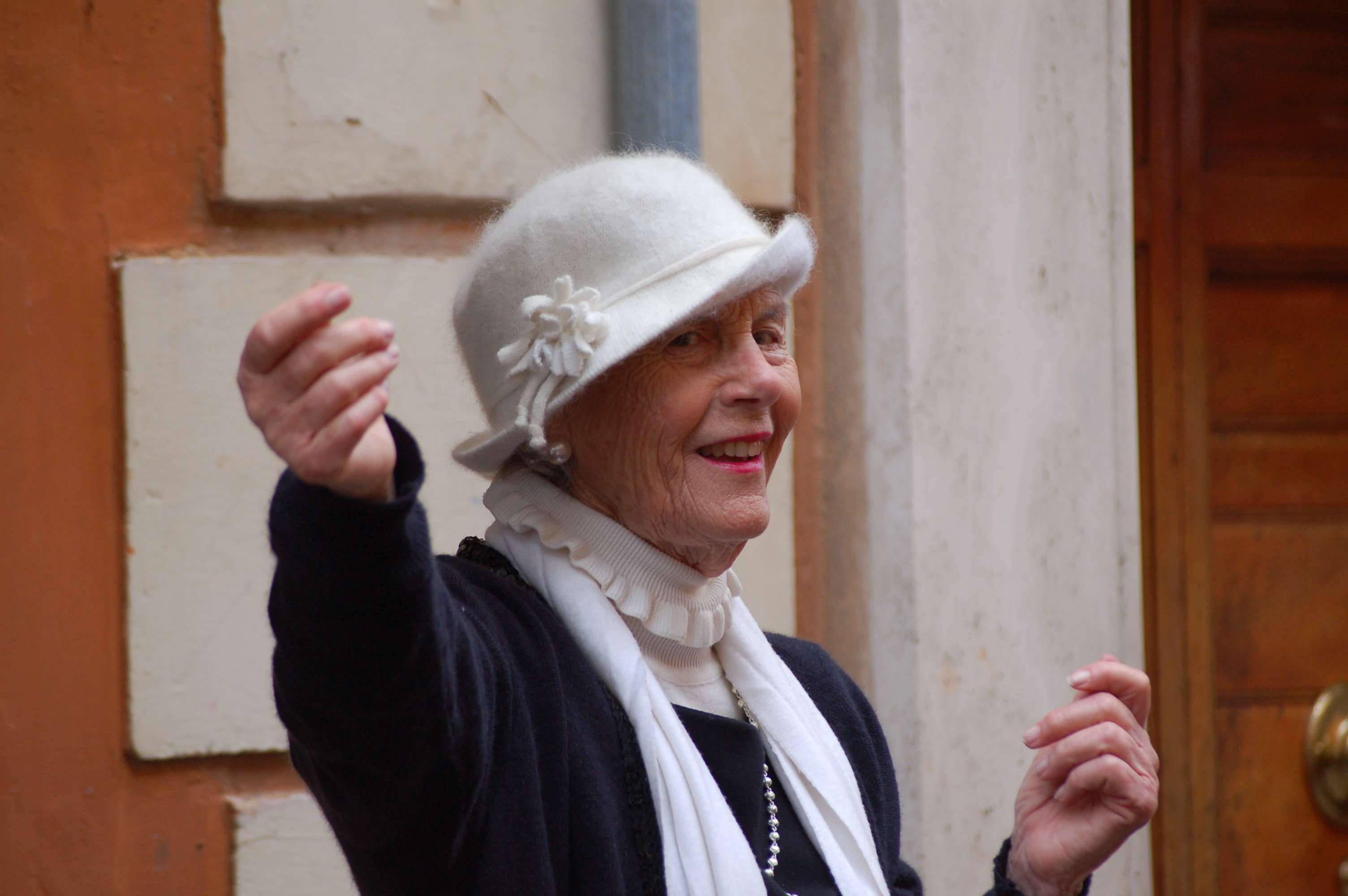 elderly woman, white hat, scarf, 2K Desktop Wallpaper