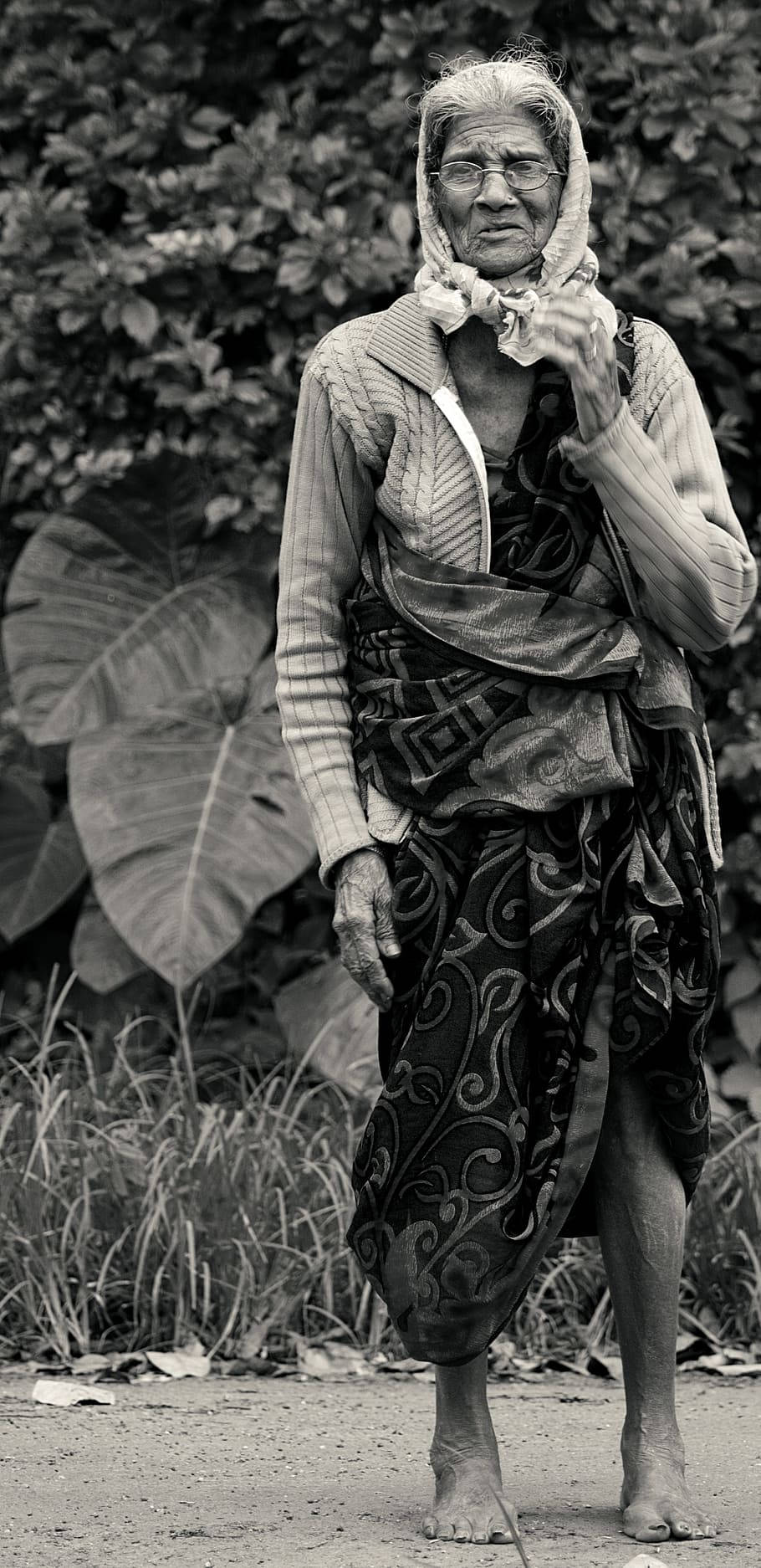 elderly woman, barefoot, dirt path, HD Phone Wallpaper