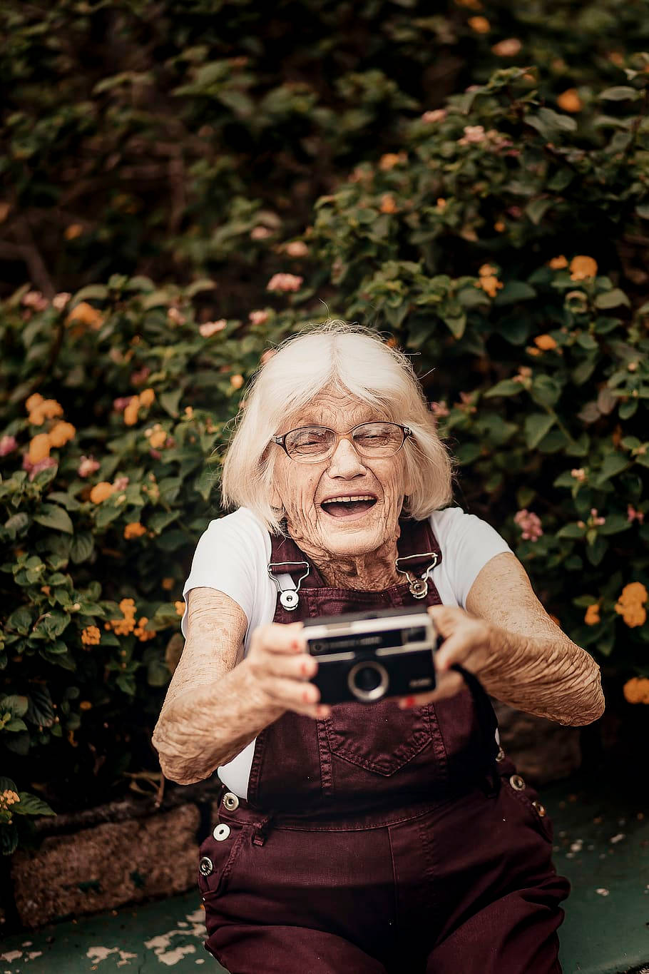 elderly woman, white hair, glasses, HD Phone Wallpaper