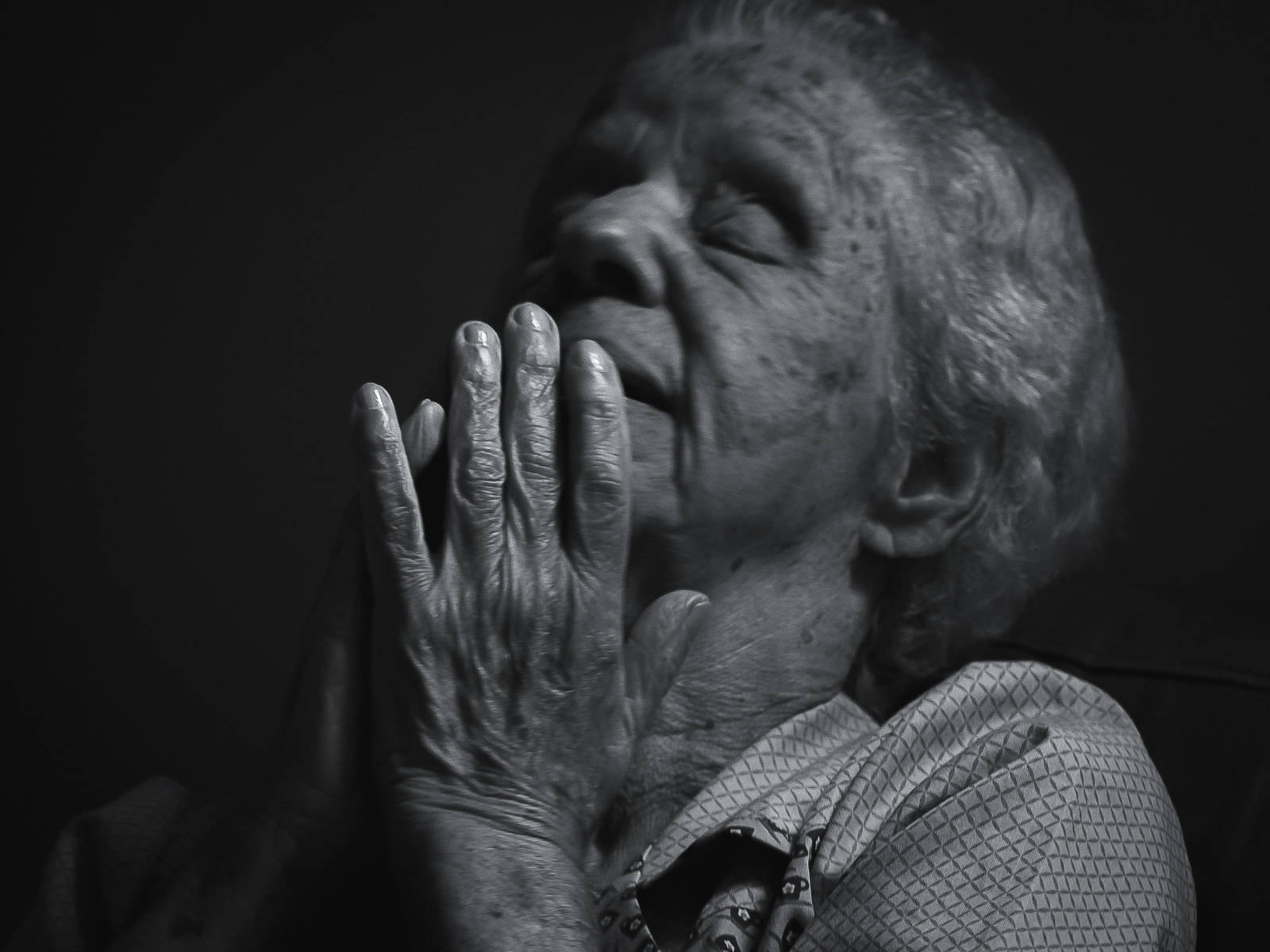 elderly woman, praying, closed eyes, HD Desktop Wallpaper