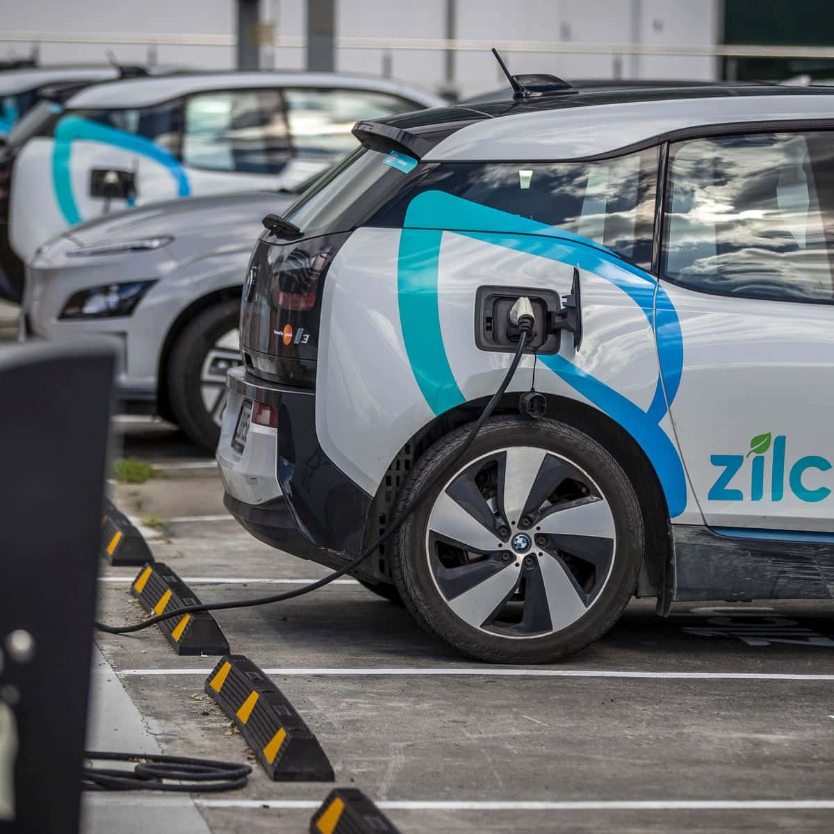 Electric Vehicle, white electric cars, blue accents, SD Desktop Wallpaper