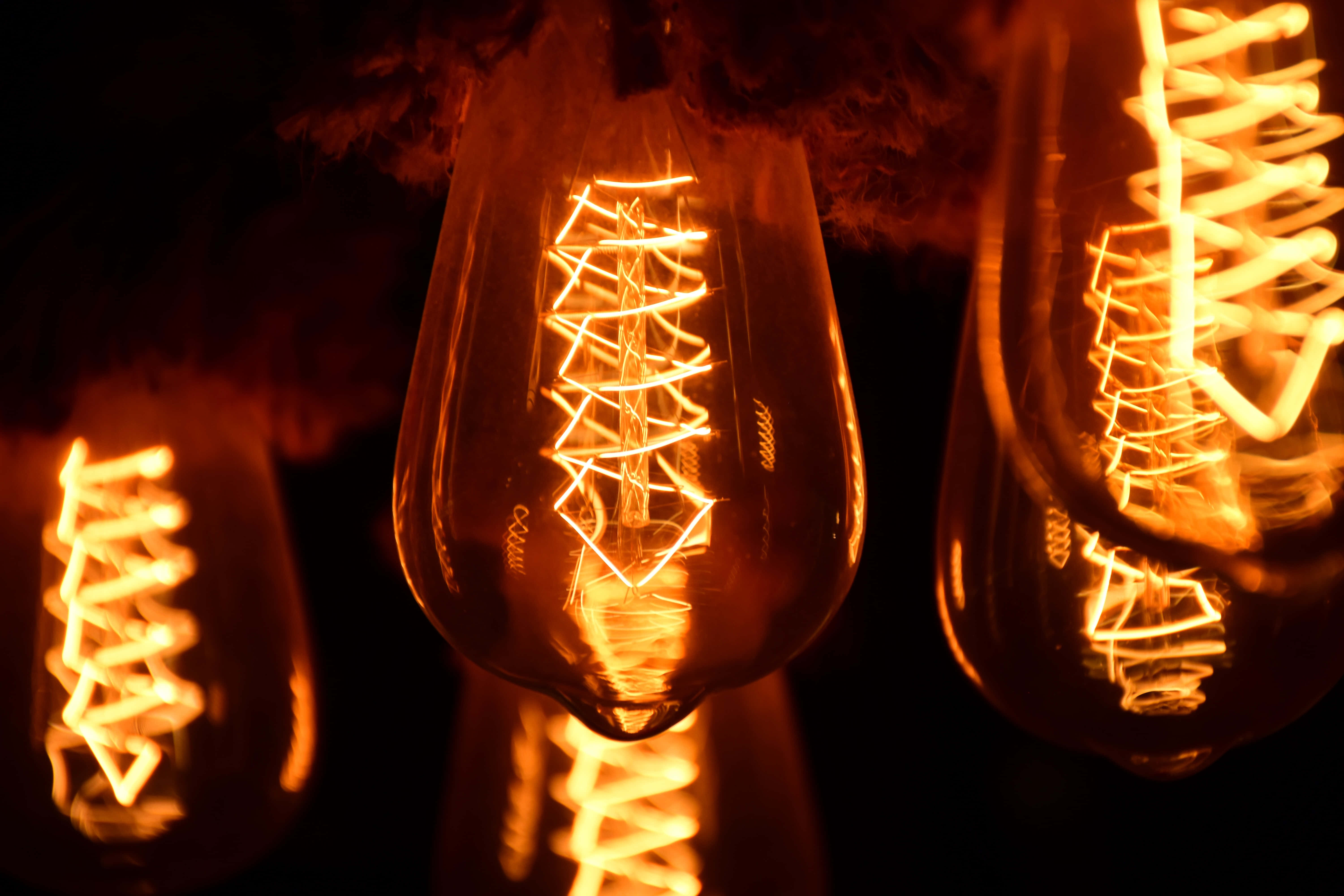 vintage filament bulbs, glowing, warm amber light, 5K Desktop Wallpaper