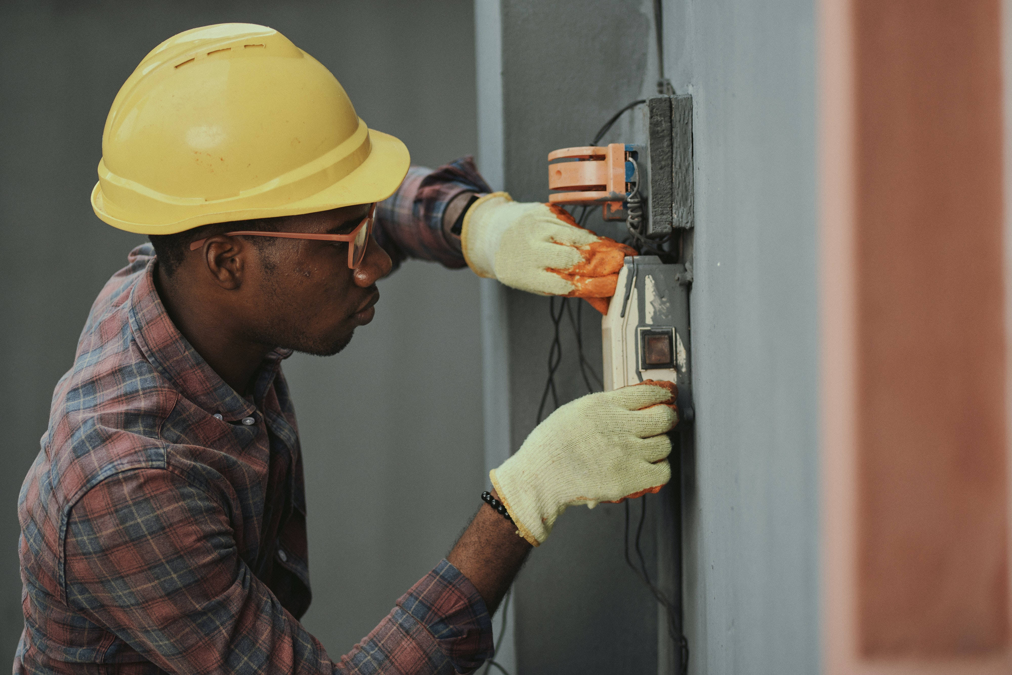 Electrician, yellow hard hat, gloves, 4K Desktop Wallpaper