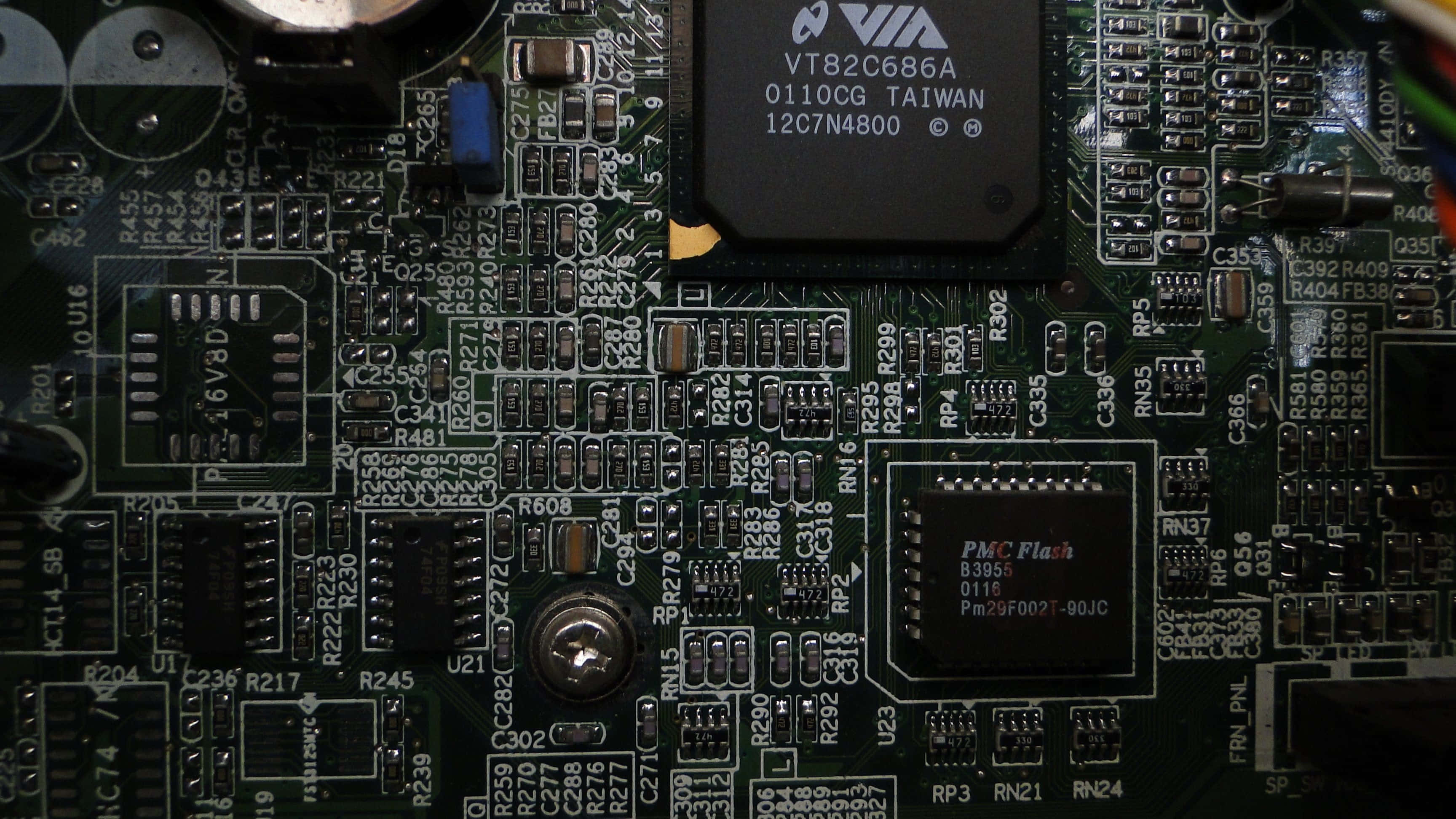 green circuit board, labeled chips, resistors, 2K Desktop Wallpaper