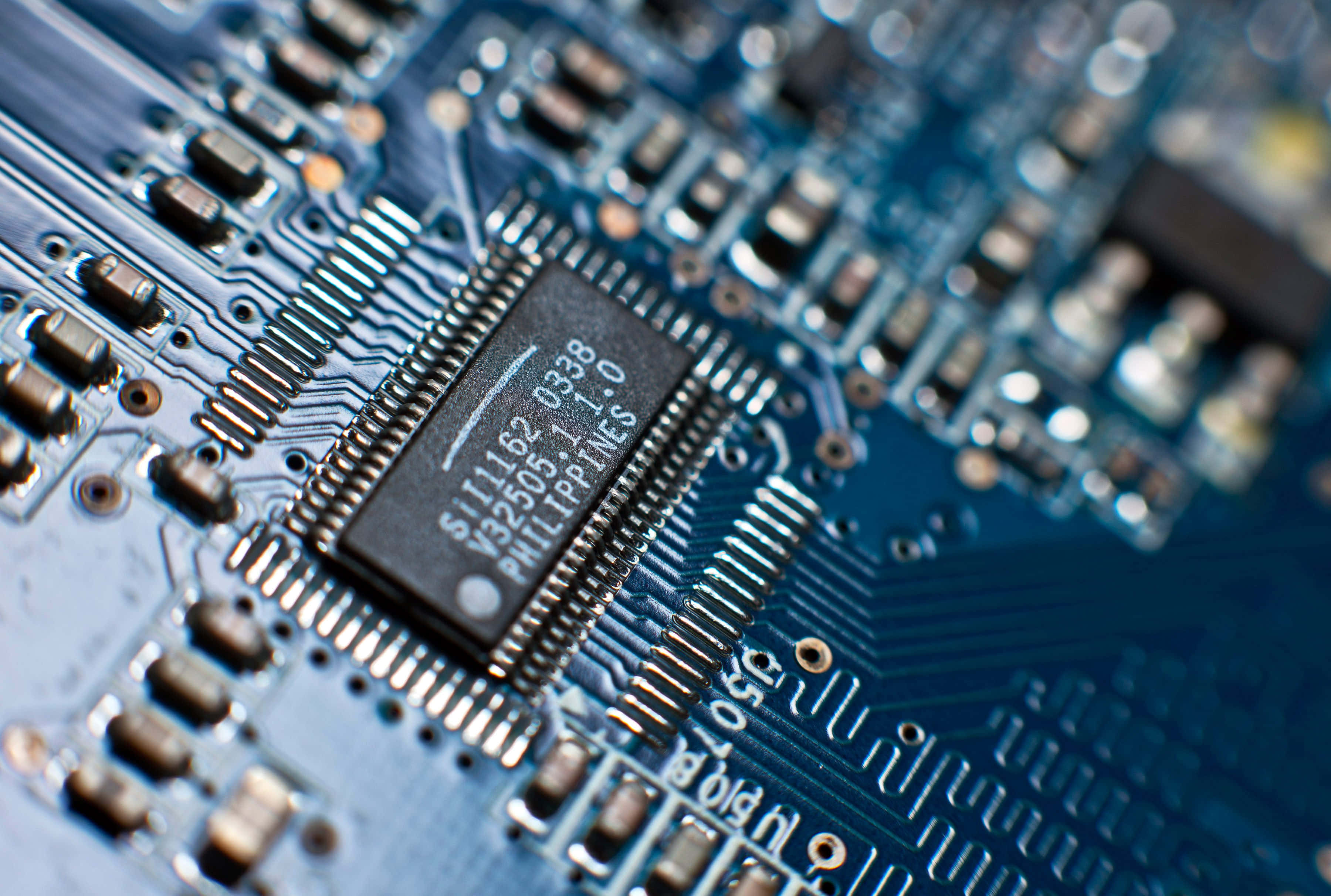 S11182, blue circuit board, black microchip, 2K Desktop Wallpaper