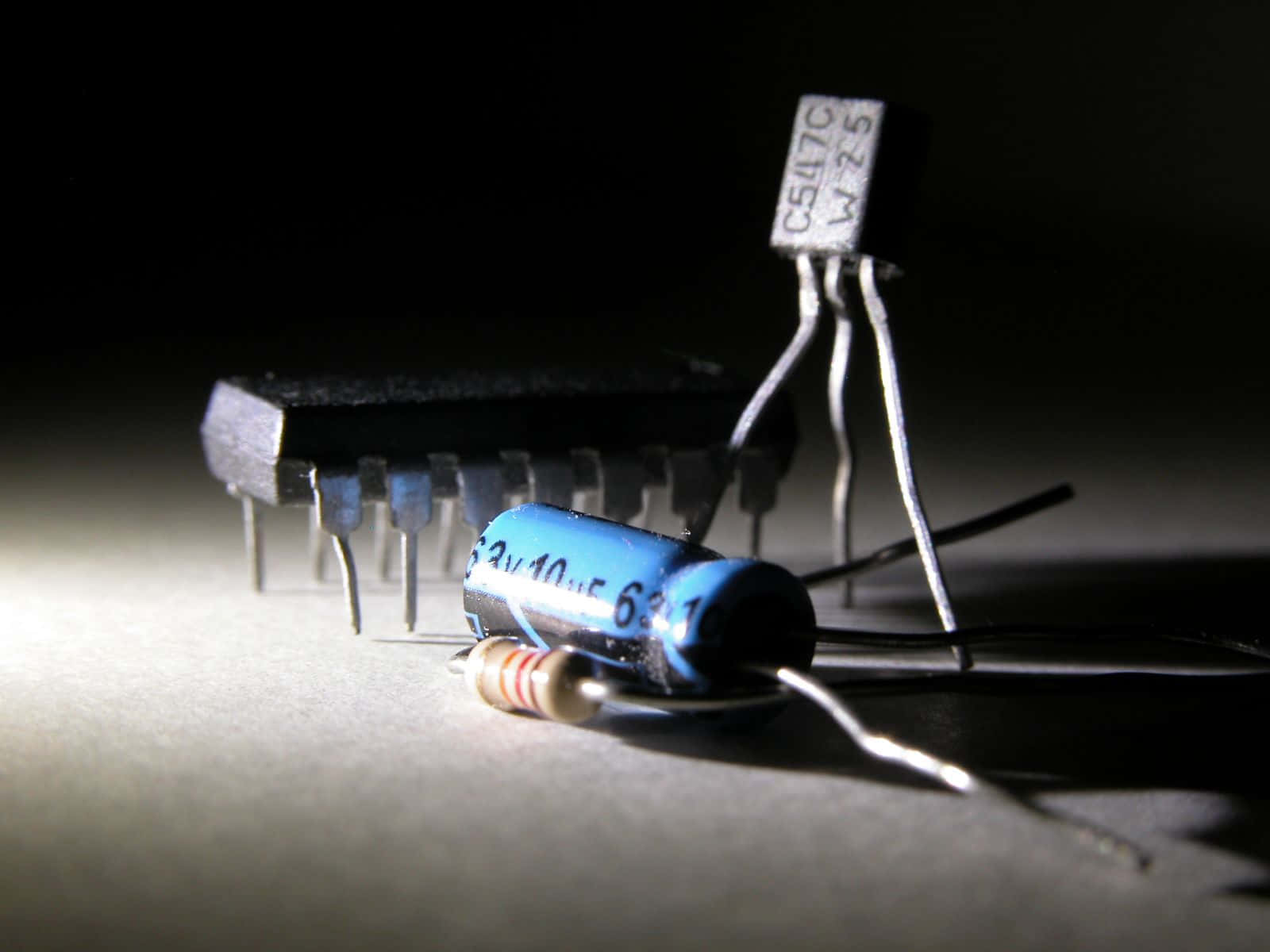 blue capacitor, resistor, black integrated circuit, HD Desktop Wallpaper