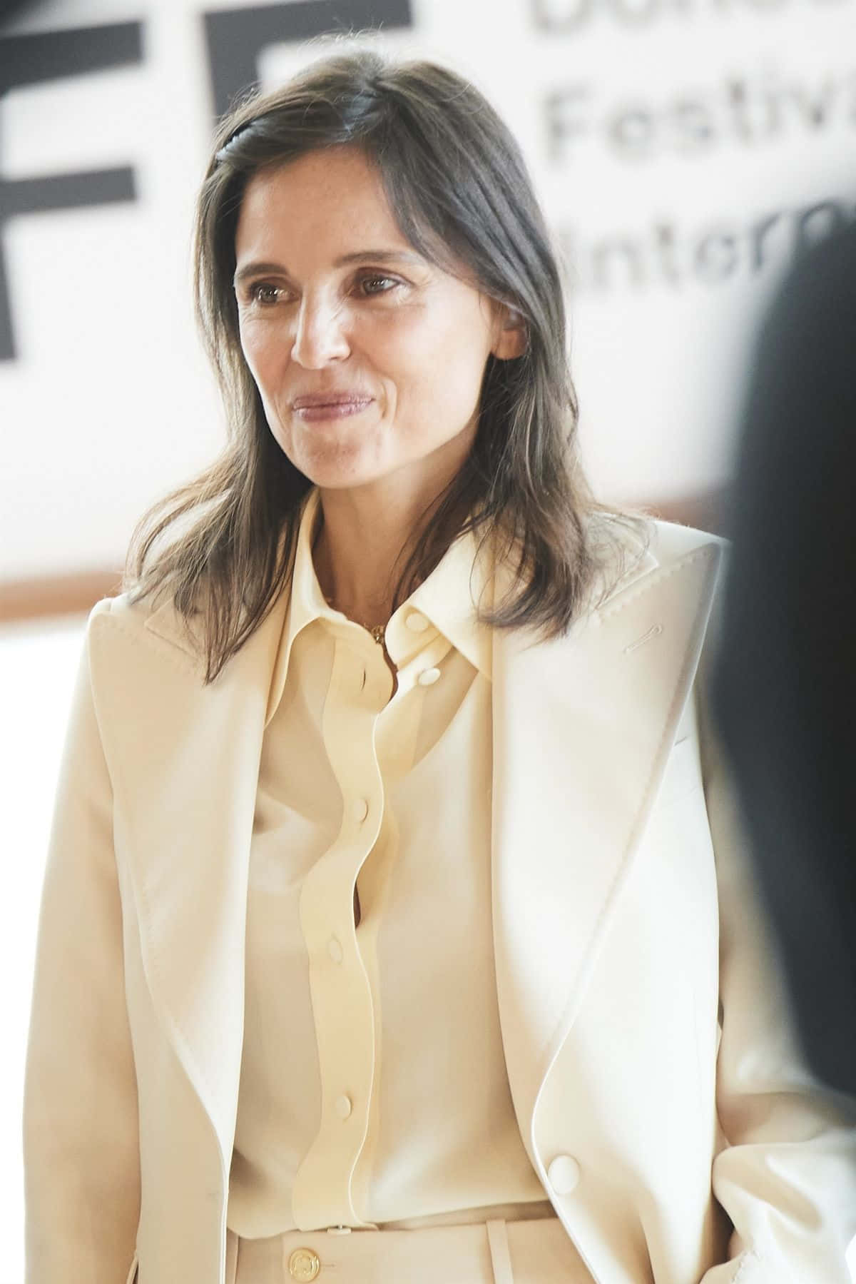 Elena Anaya, cream-colored blazer, blouse, HD Phone Wallpaper