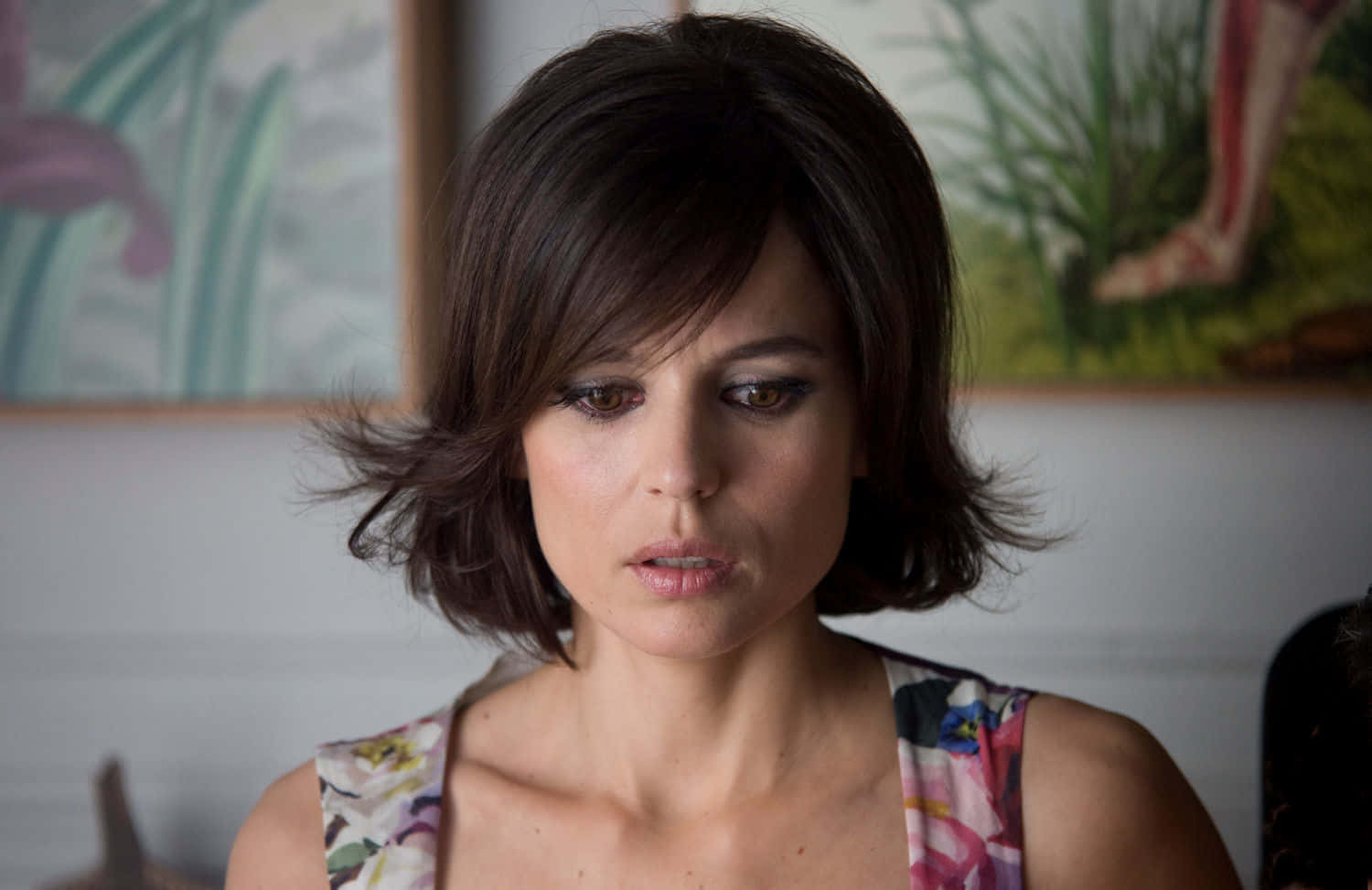 Elena Anaya, dark bobbed hair, floral top, HD Desktop Wallpaper