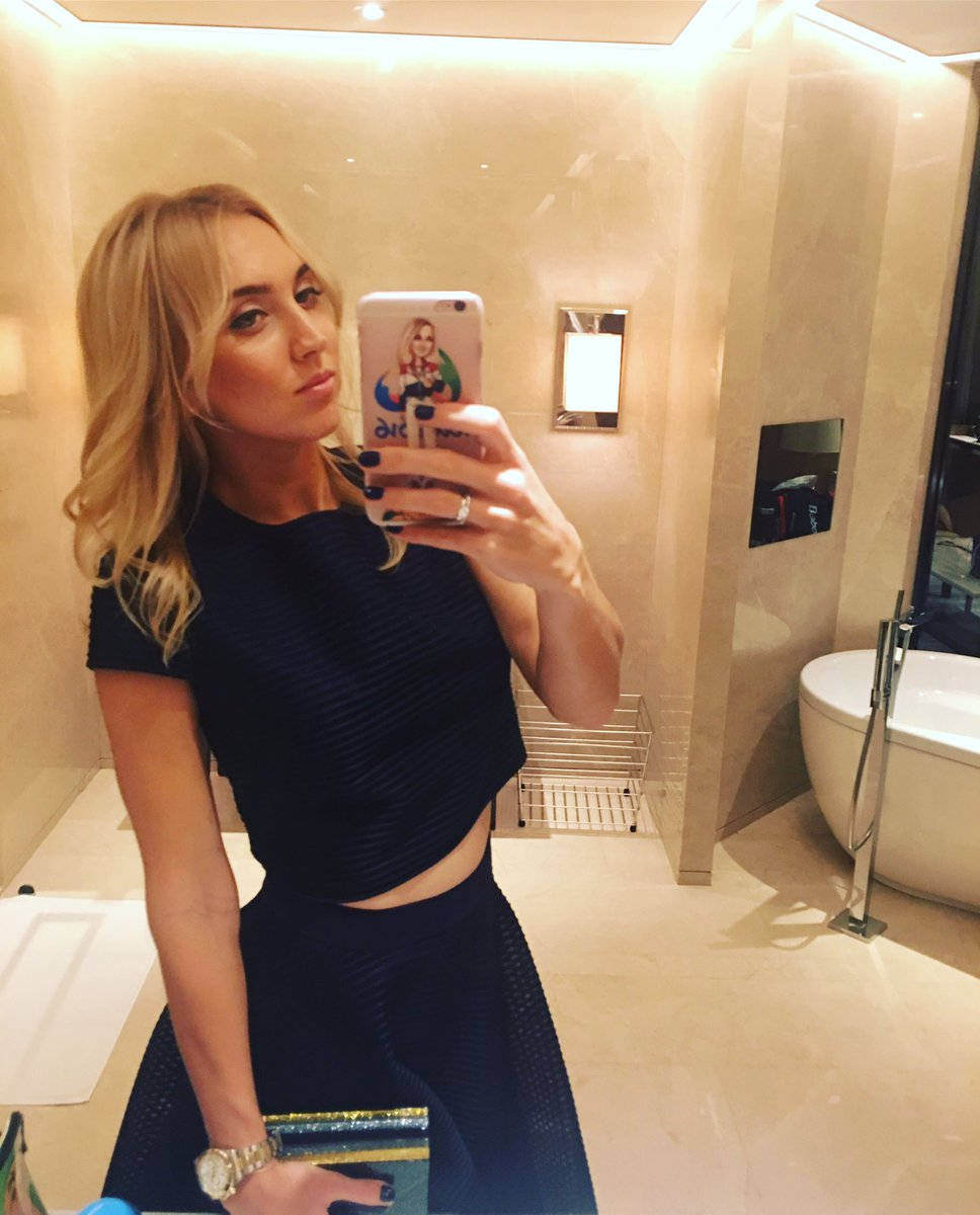 Elena Vesnina, mirror selfie, navy textured crop top, SD Phone Wallpaper