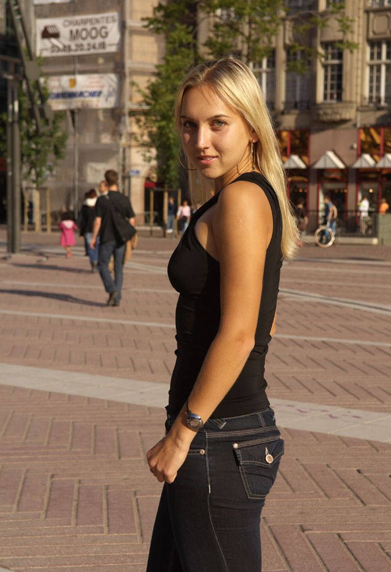 Elena Vesnina, black tank top, jeans, SD Phone Wallpaper