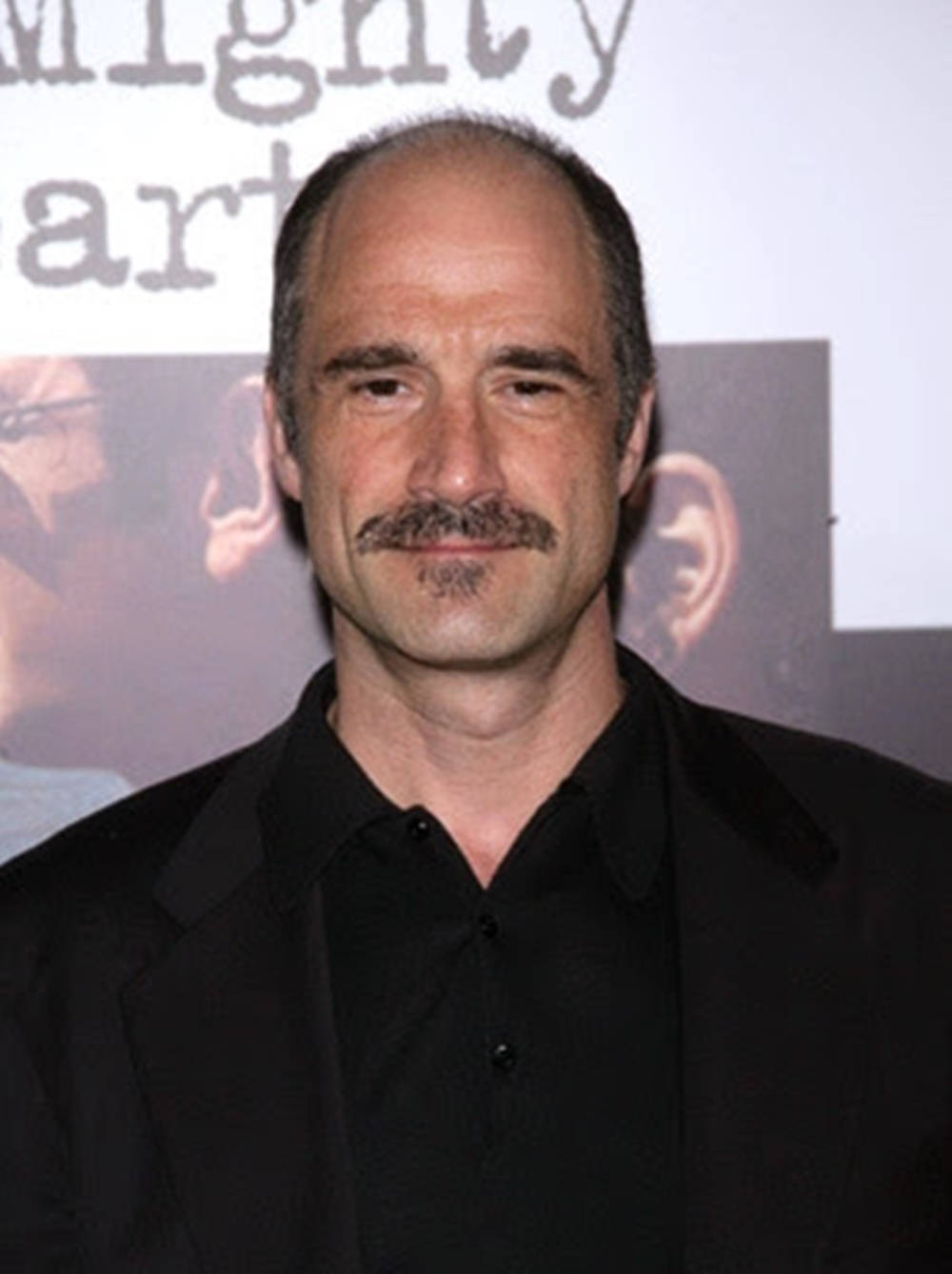 Elias Koteas, black polo, black suit, HD Phone Wallpaper