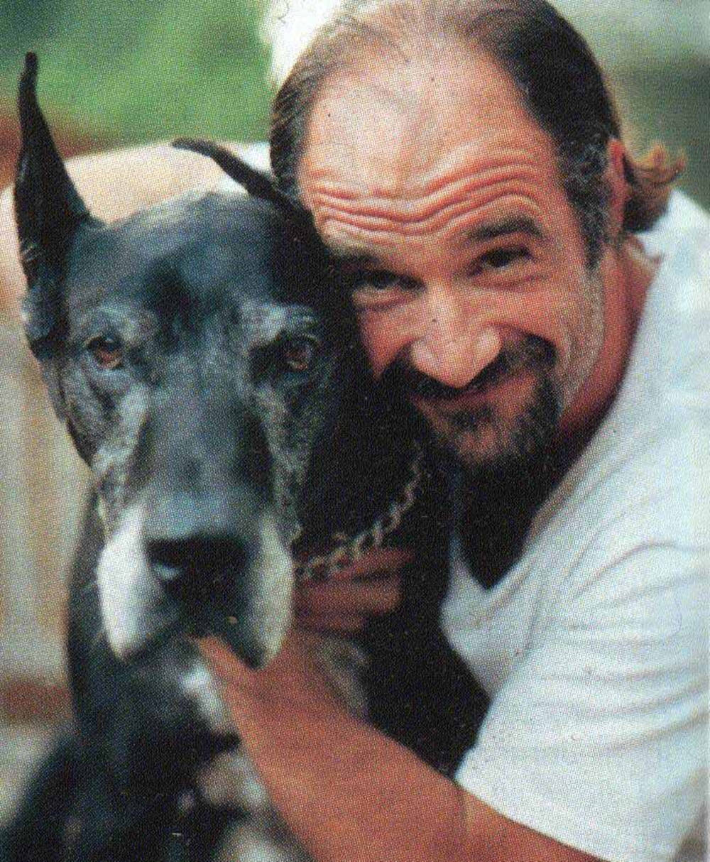 Elias Koteas, beard, large black and white dog, SD Phone Wallpaper
