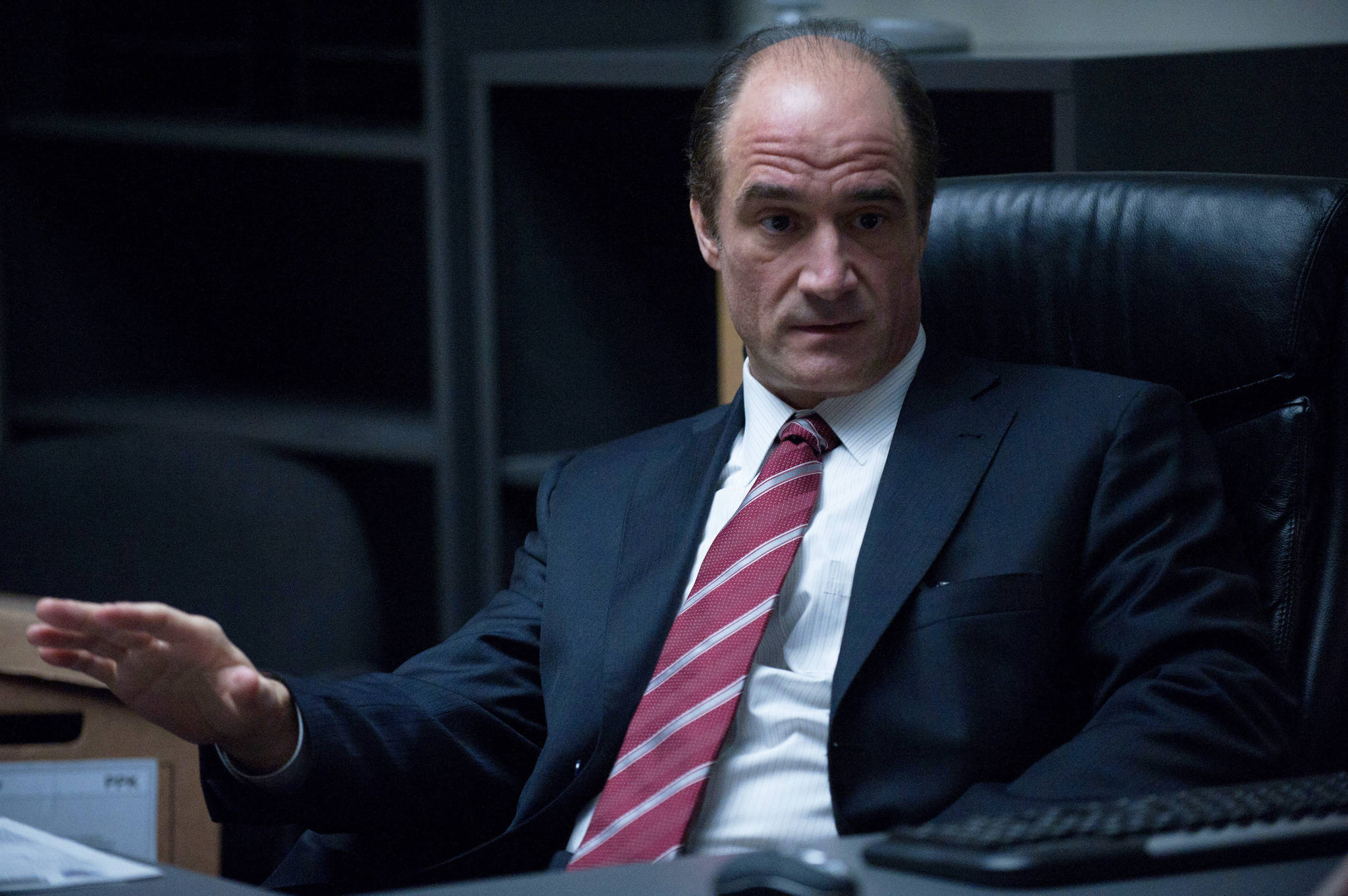 Elias Koteas, red stripe, dark suit, Full HD Desktop Wallpaper
