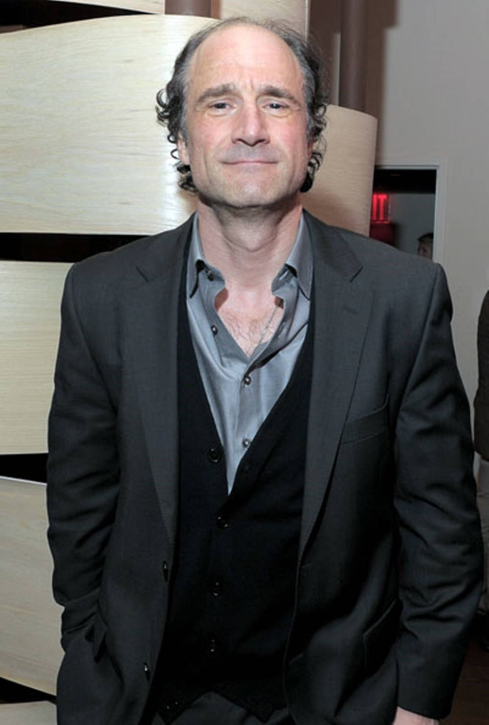 Elias Koteas, dark suit, gray shirt, HD Phone Wallpaper