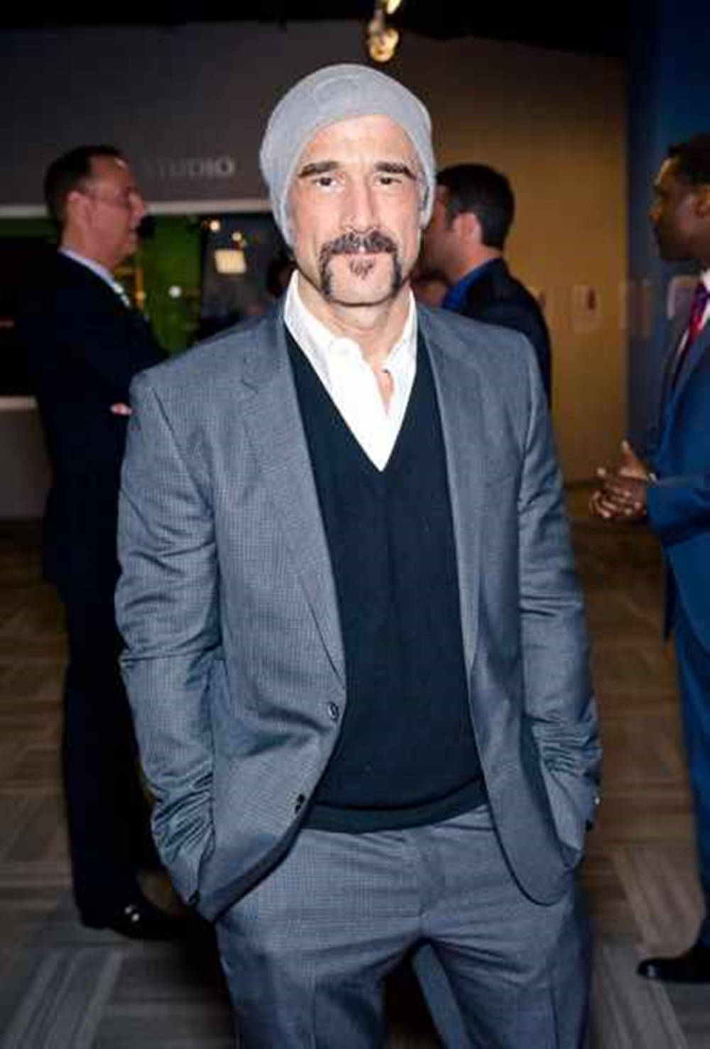 blue vest, Elias Koteas, gray suit, HD Phone Wallpaper