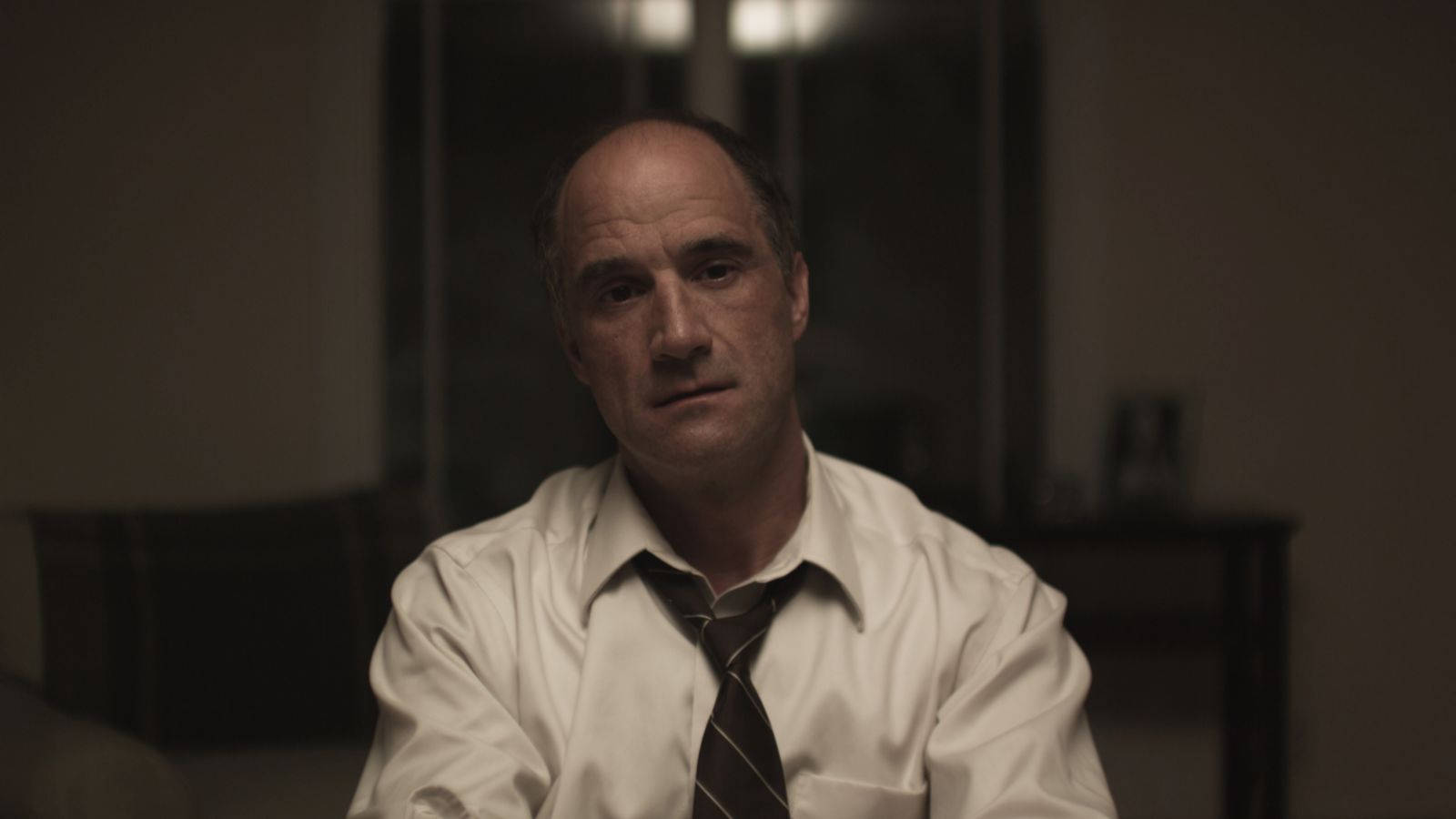 Elias Koteas, white shirt, striped tie, HD Desktop Wallpaper