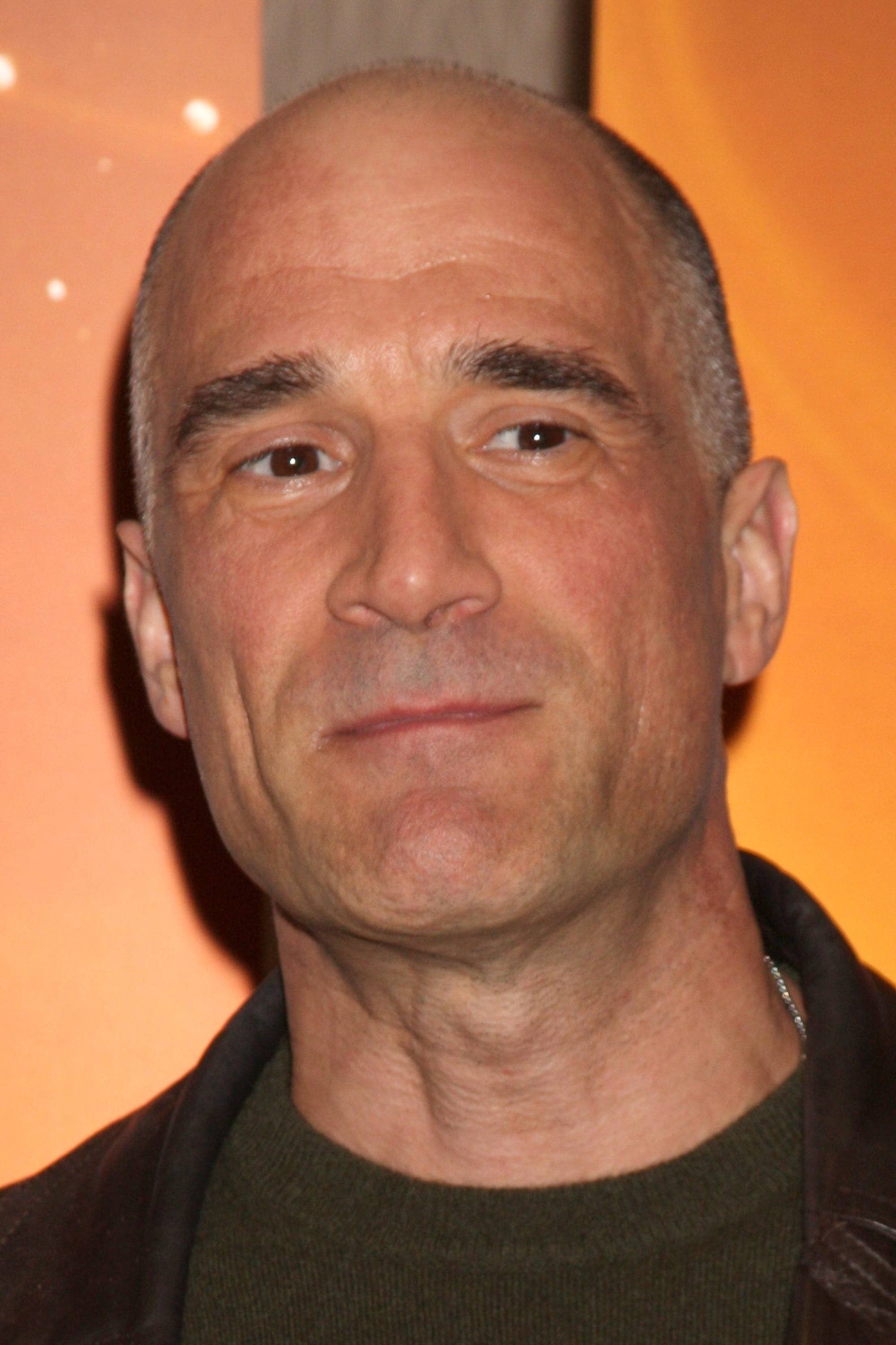 Elias Koteas, bald, leather jacket, 2K Phone Wallpaper