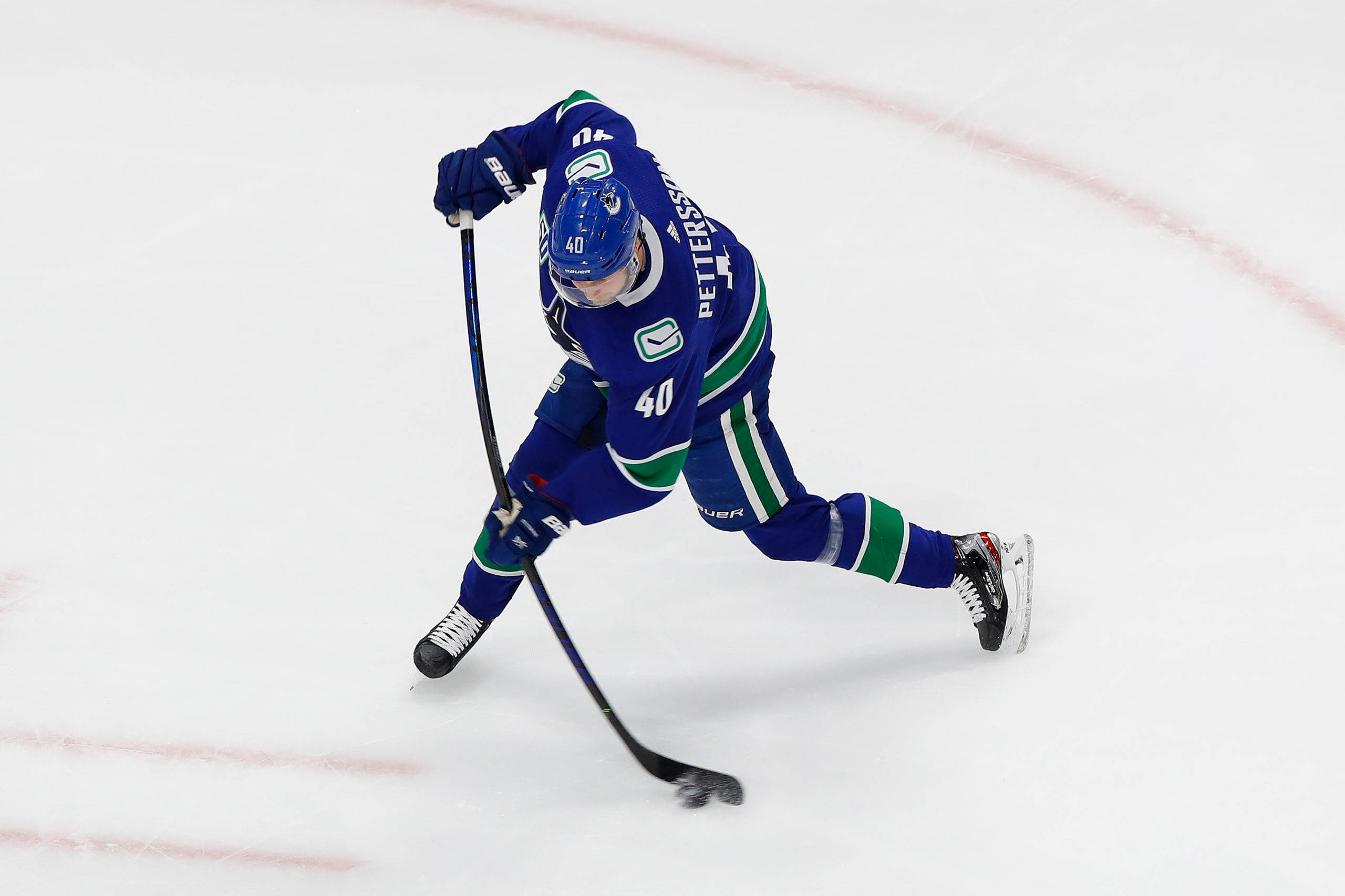 Elias Pettersson, blue jersey, green uniform, 2K Desktop Wallpaper