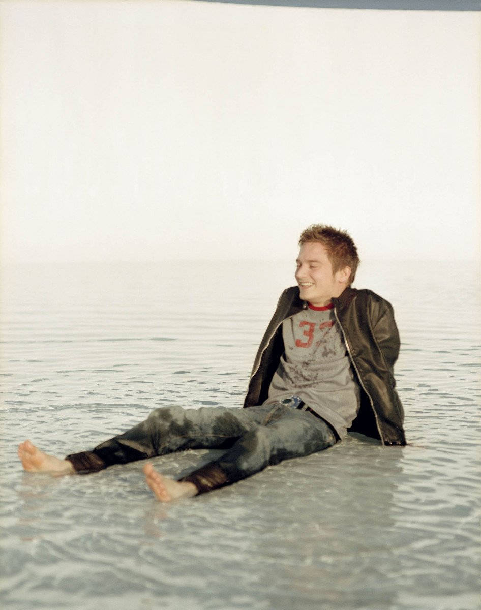 Elijah Wood, beach, leather jacket, SD Phone Wallpaper