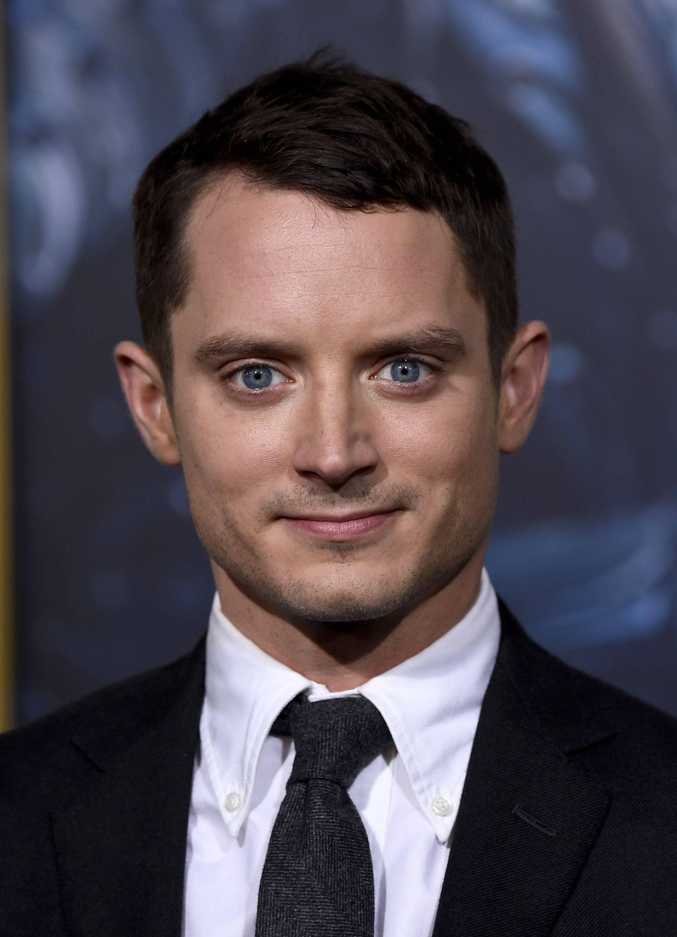 Elijah Wood, blue eyes, black suit and tie, 2K Phone Wallpaper