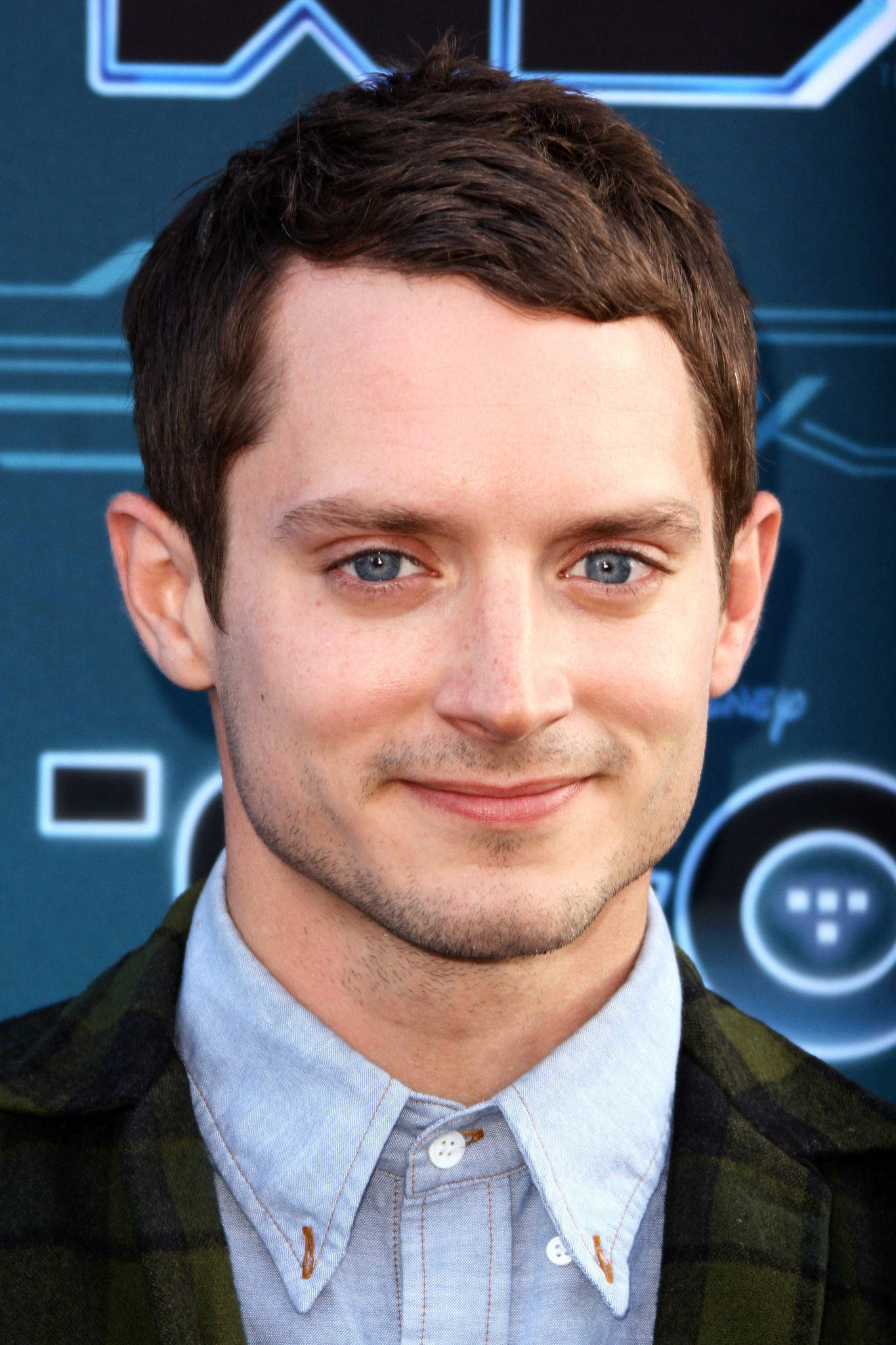 Elijah Wood, blue denim polo, blue eyes, Full HD Phone Wallpaper