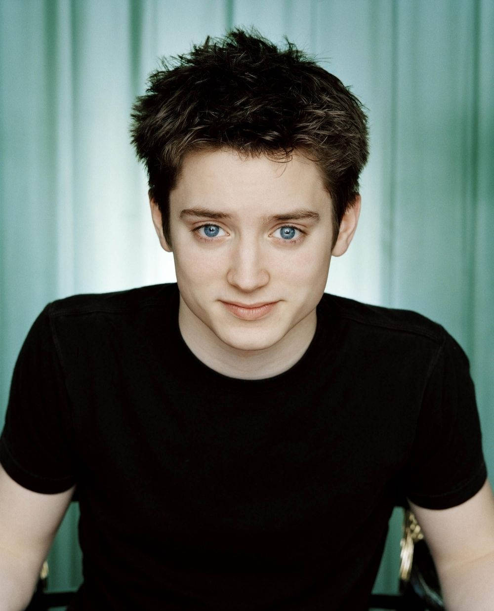 Elijah Wood, blue eyes, messy dark hair, SD Phone Wallpaper