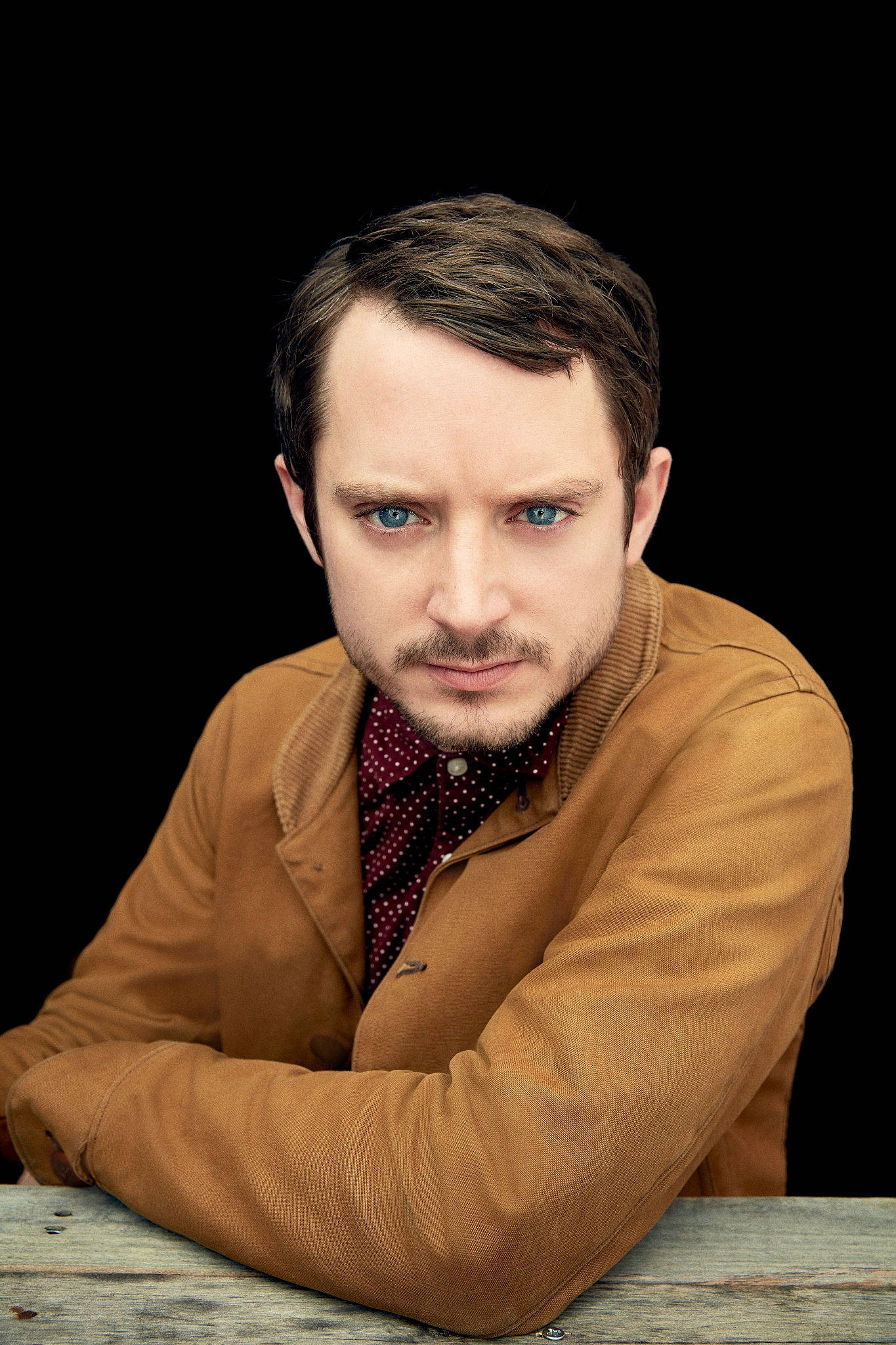 Elijah Wood, brown suede jacket, patterned shirt, Full HD Phone Wallpaper